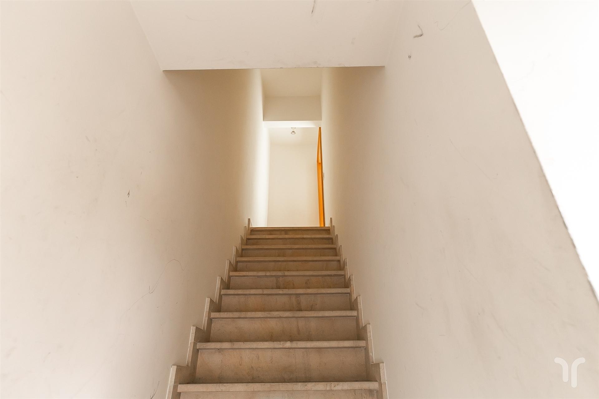 Commercieel gelegen kantoorgebouw met parking, uitweg en appartement met 3 slaapkamers. foto 6