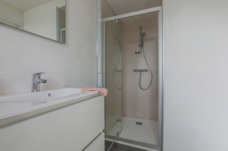 Volledig vernieuwde  woning op een boogscheut van "de Gavers" met 3 slaapkamers, ingerichte keuken, tuin met uitweg (garagemogelijkheid). Energielabel A foto 3