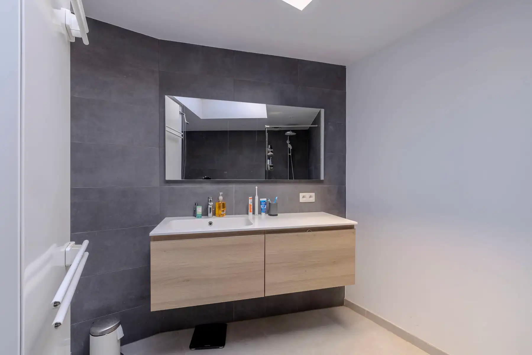 Ruime woning met 4 slpk, 2 bdk, garage en tuin!  foto 19