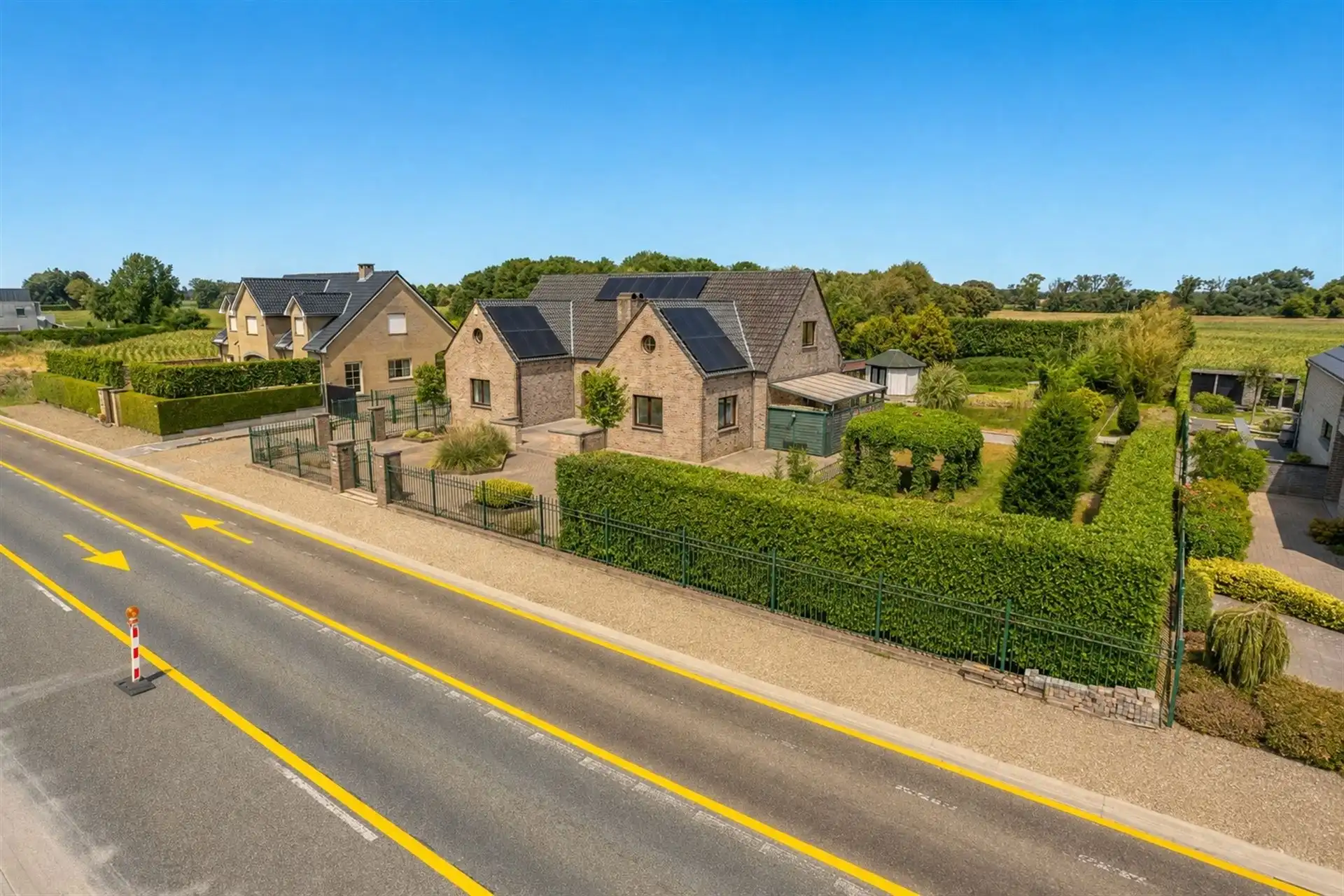 Ruime woning op een perceel van 20a! foto 2