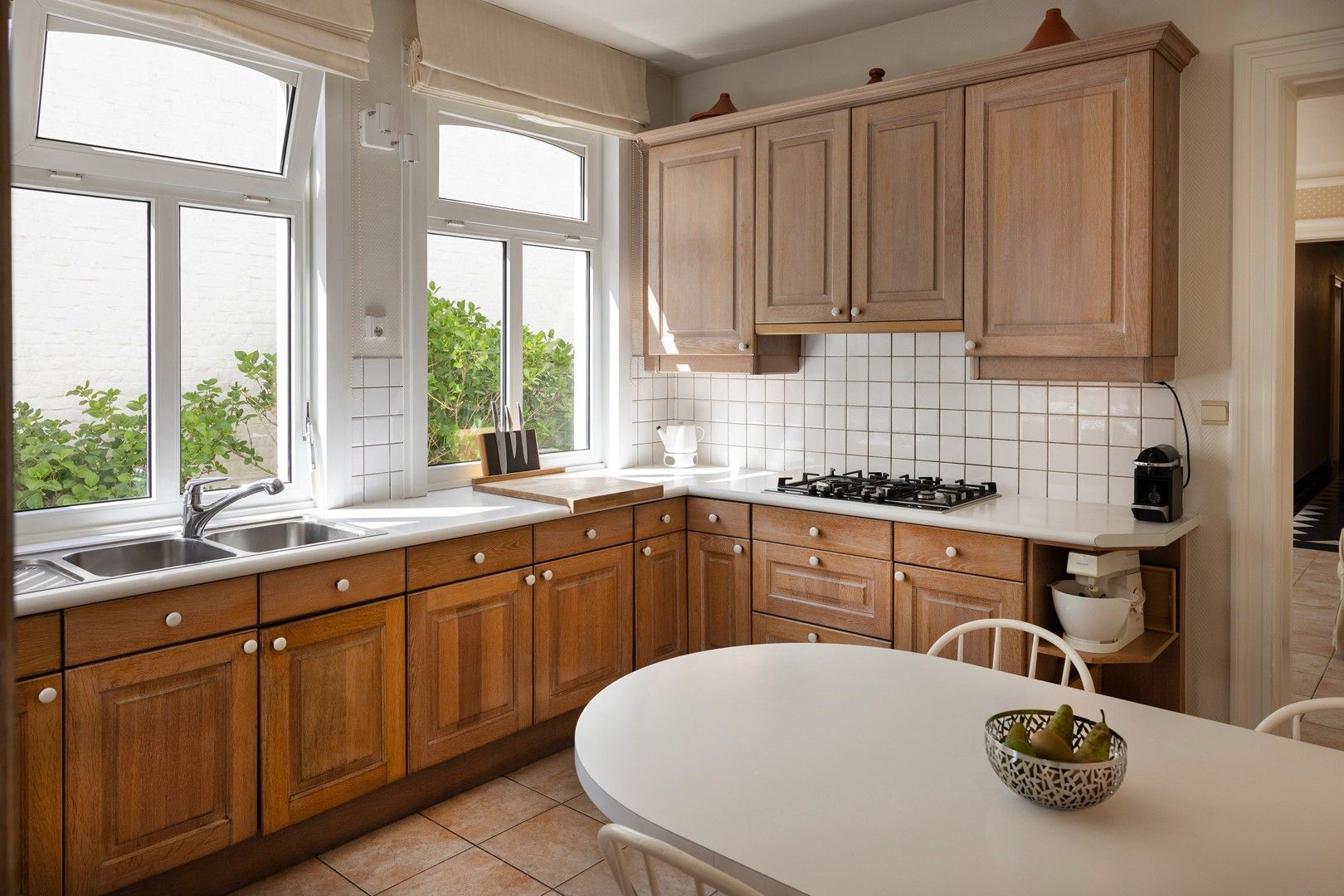 Zeer goed onderhouden monumentale burgerwoning met tuin. foto 7