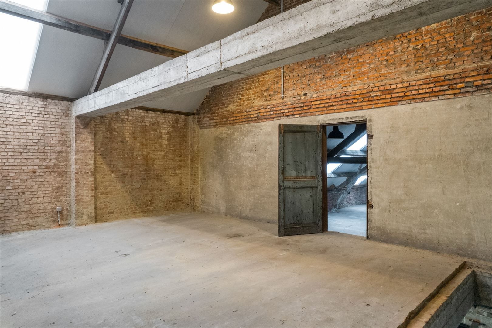 Magazijn ca. 275m2 gelegen achter appartementsgebouw met verdieping foto 14