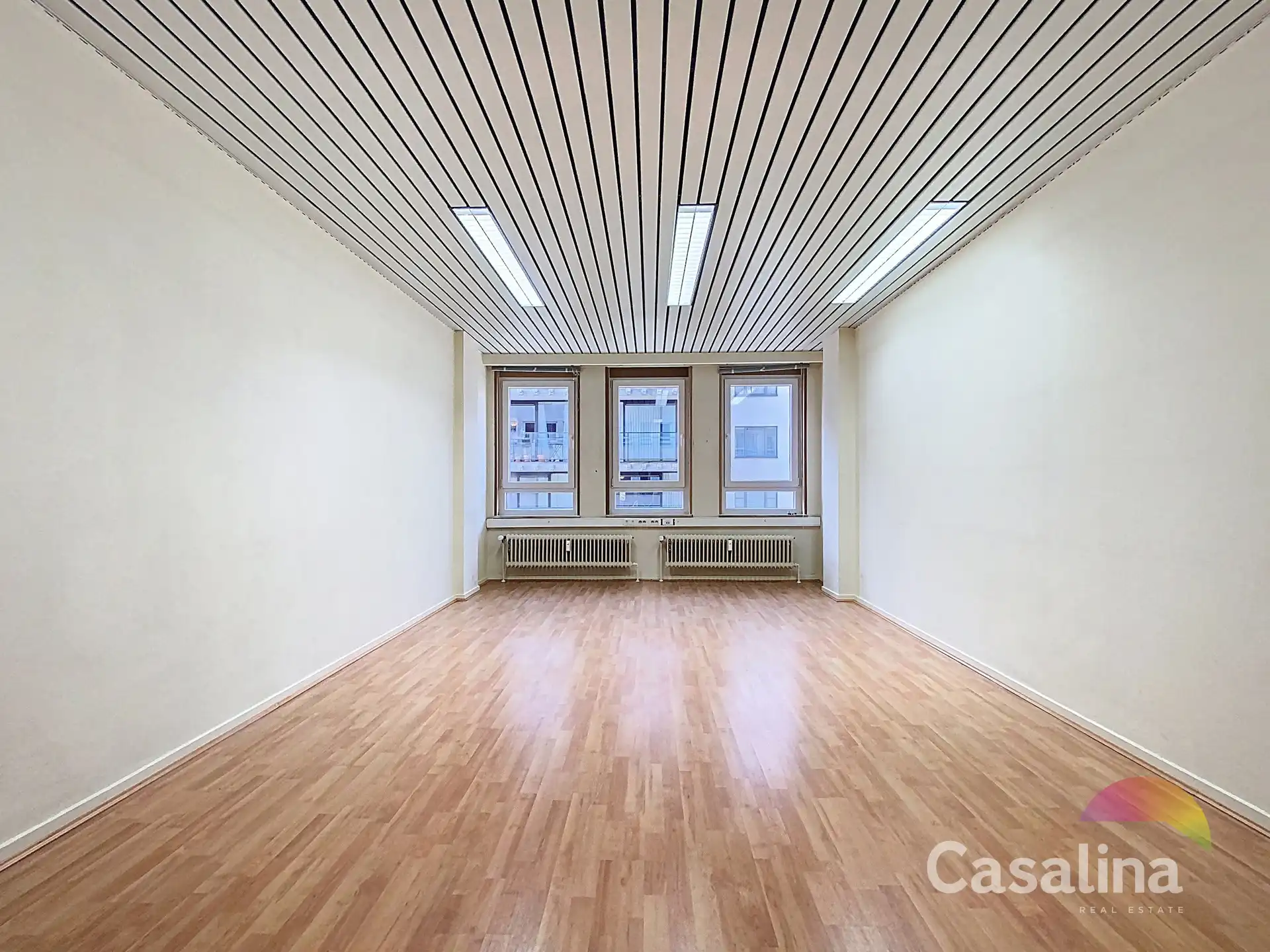 Ruime kantoorruimtes van 564 m², ideaal gelegen met parkings foto 9