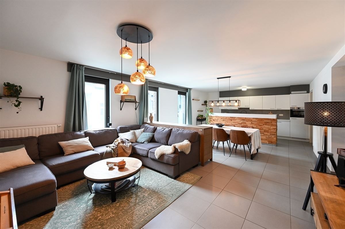"Duplex met 3 slaapkamers in het kloppende hart van Antwerpen foto {{pictureIndex}}