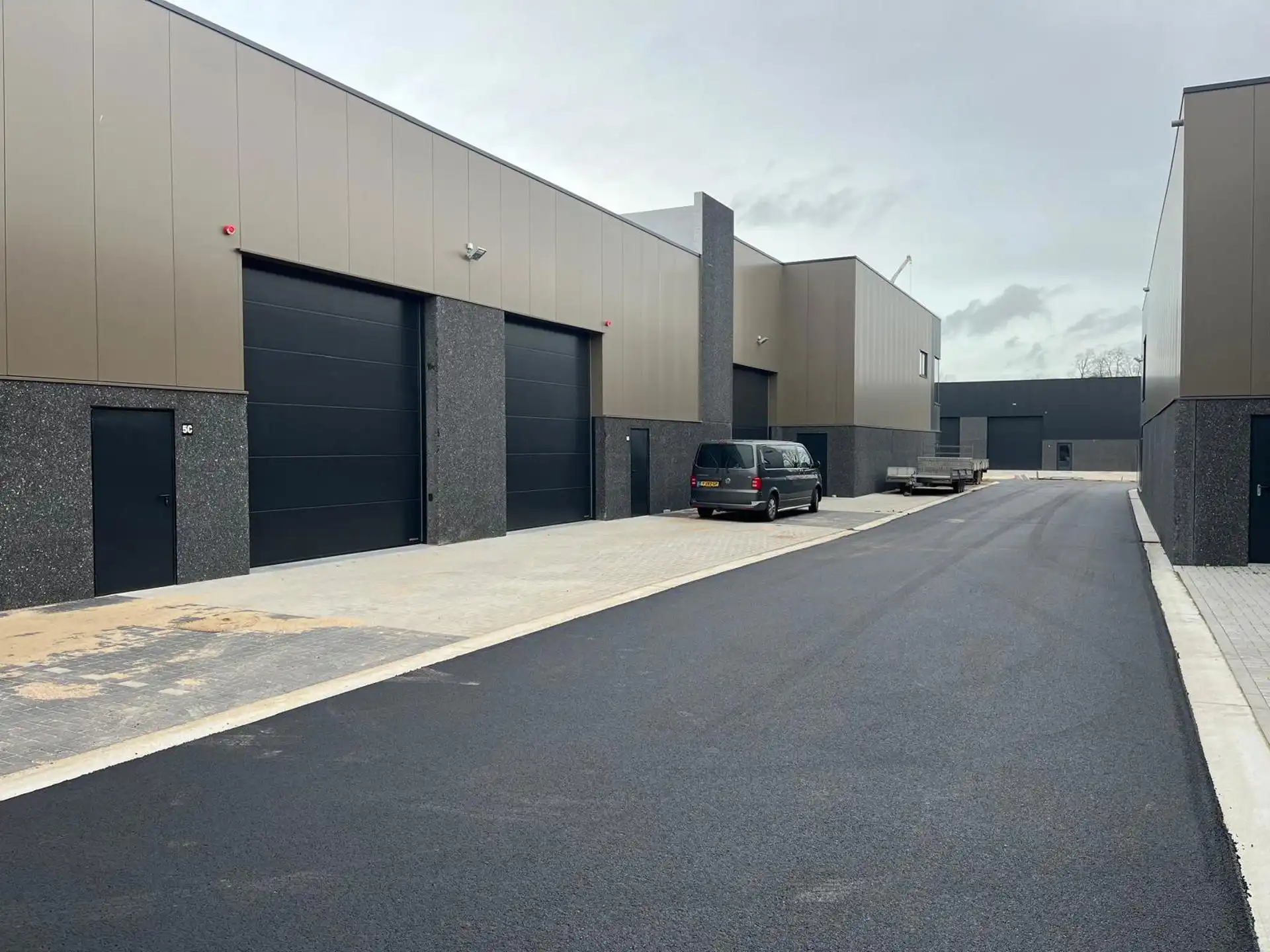 Instapklaar magazijn 216m² te Ranst foto 4