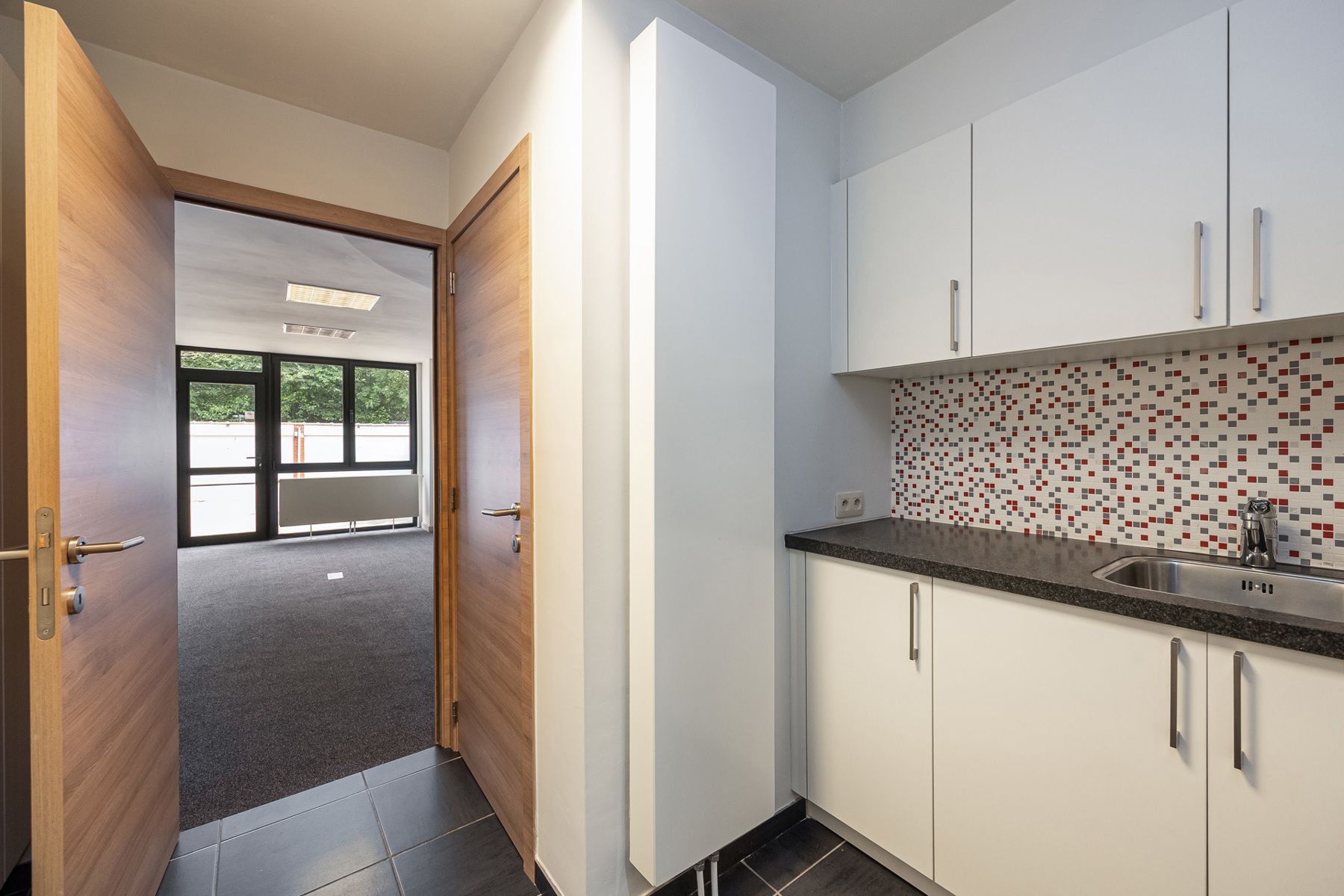 Kantoorgebouw met 2 garages en gunstig EPC nabij Antwerpen centrum en Antwerpse haven! foto 6