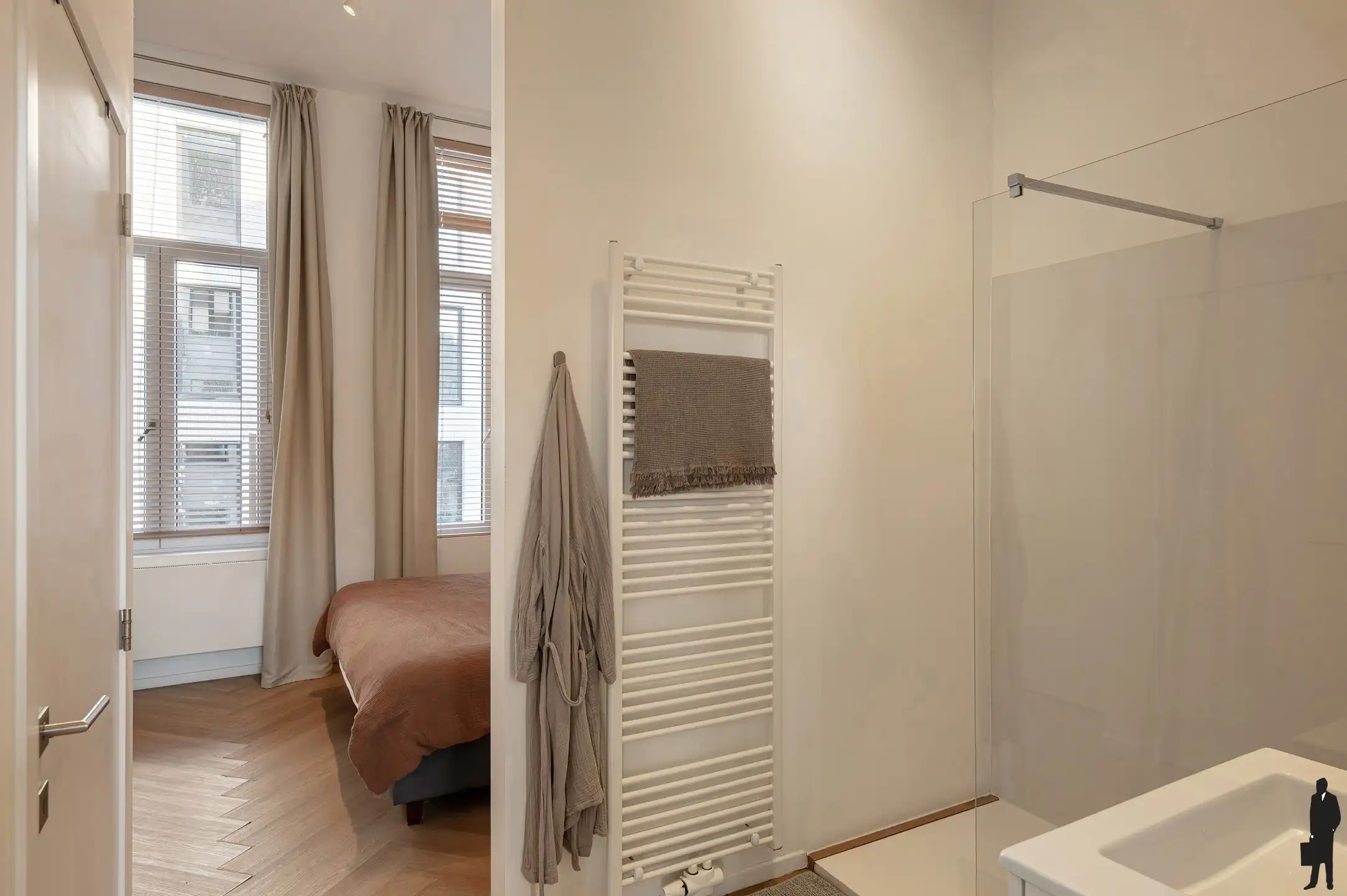 Lichtrijk appartement met hoge plafonds en terras foto 10