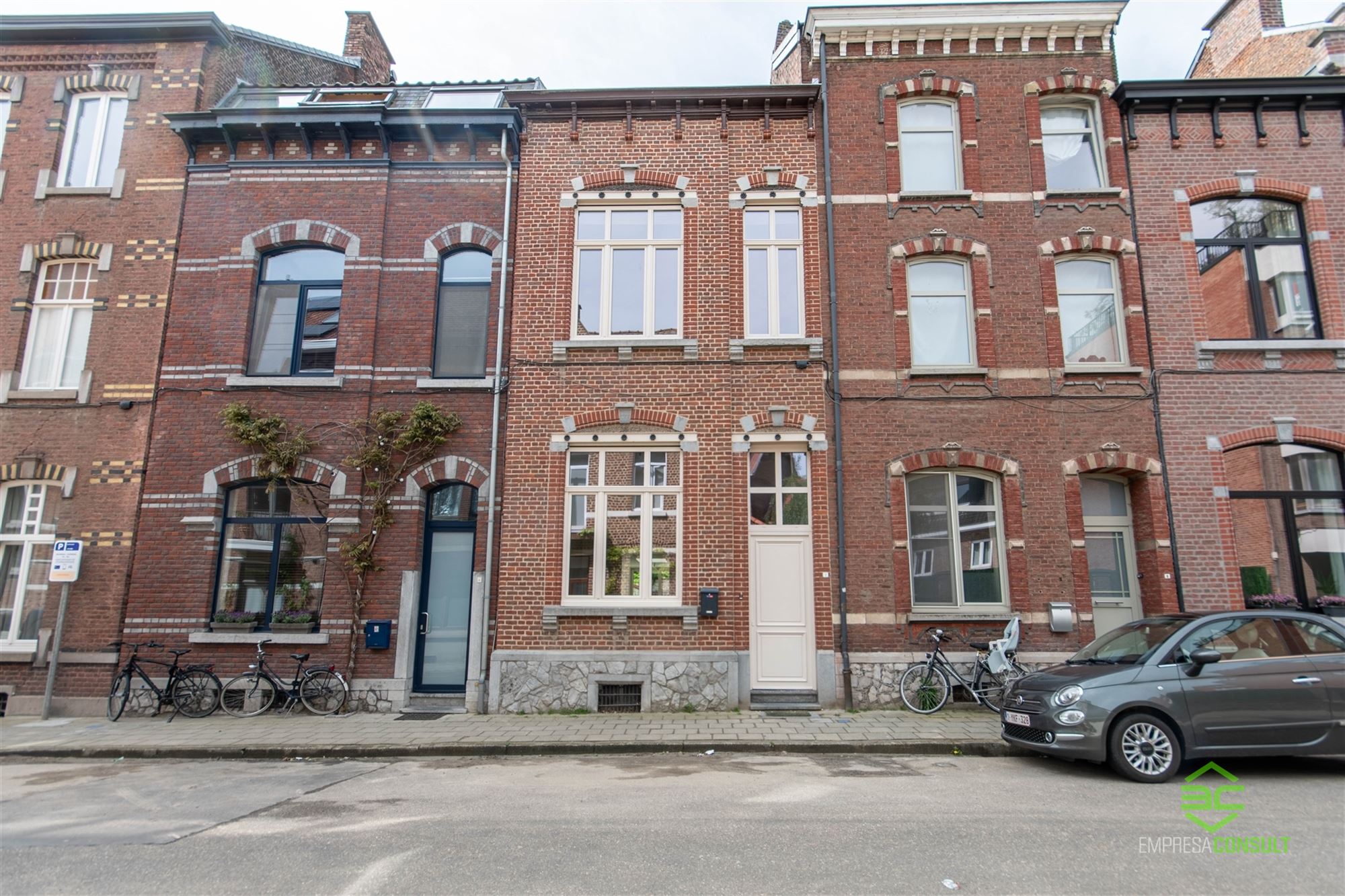 Karaktervolle gezinswoning met 3 slpk en stadstuin, in het centrum! foto {{pictureIndex}}