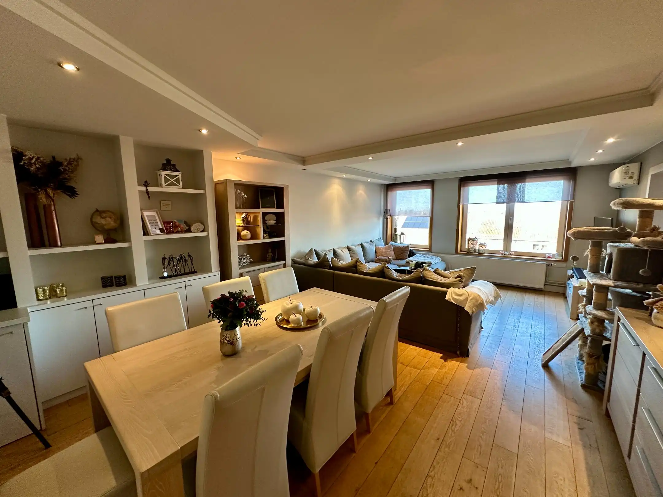 Tweeslaapkamerappartement nabij Genk centrum met groot terras en garagebox foto {{pictureIndex}}