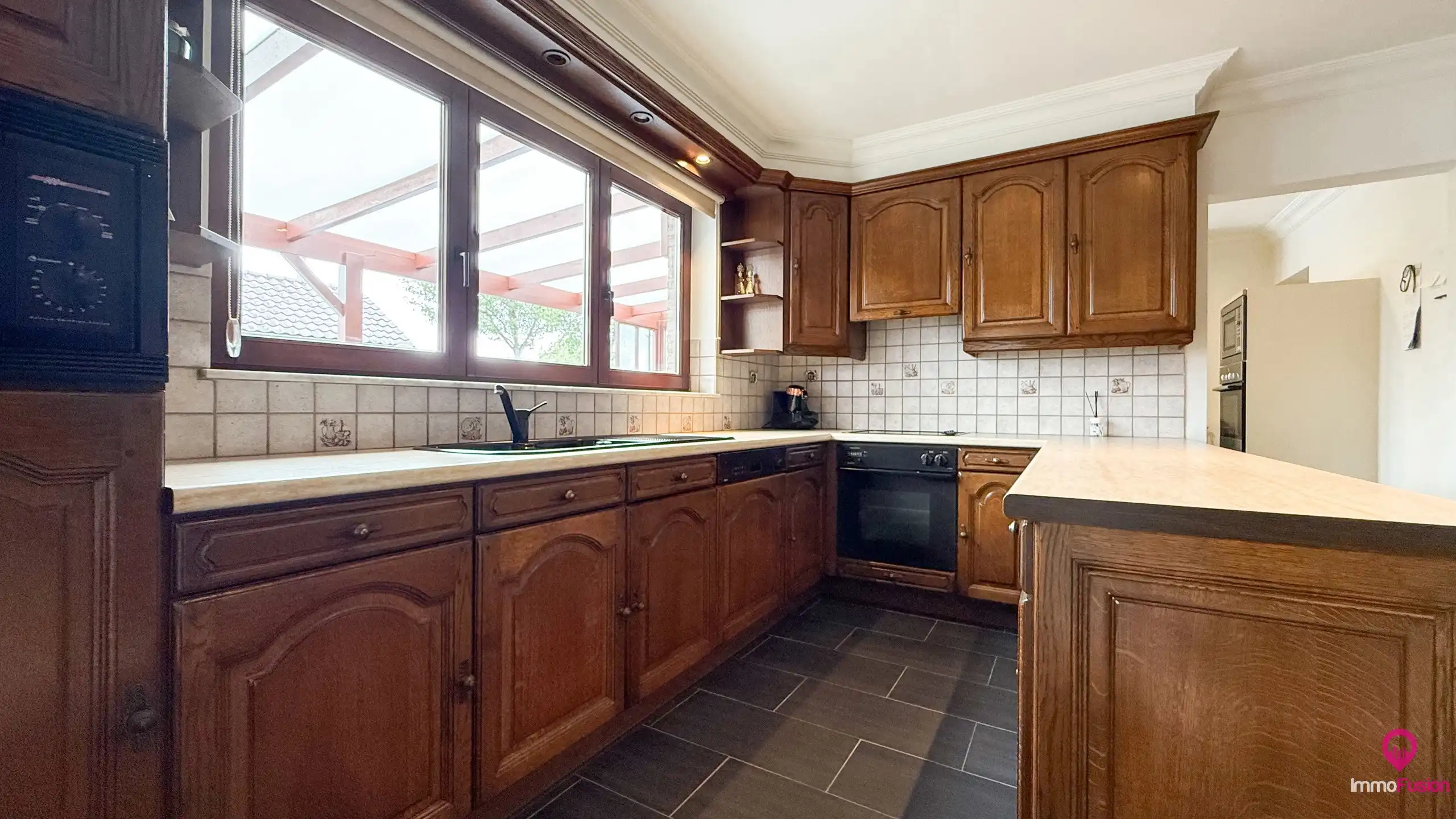 Ruime gezinswoning met 4 slpk, zonnepanelen en grote tuin! foto 13