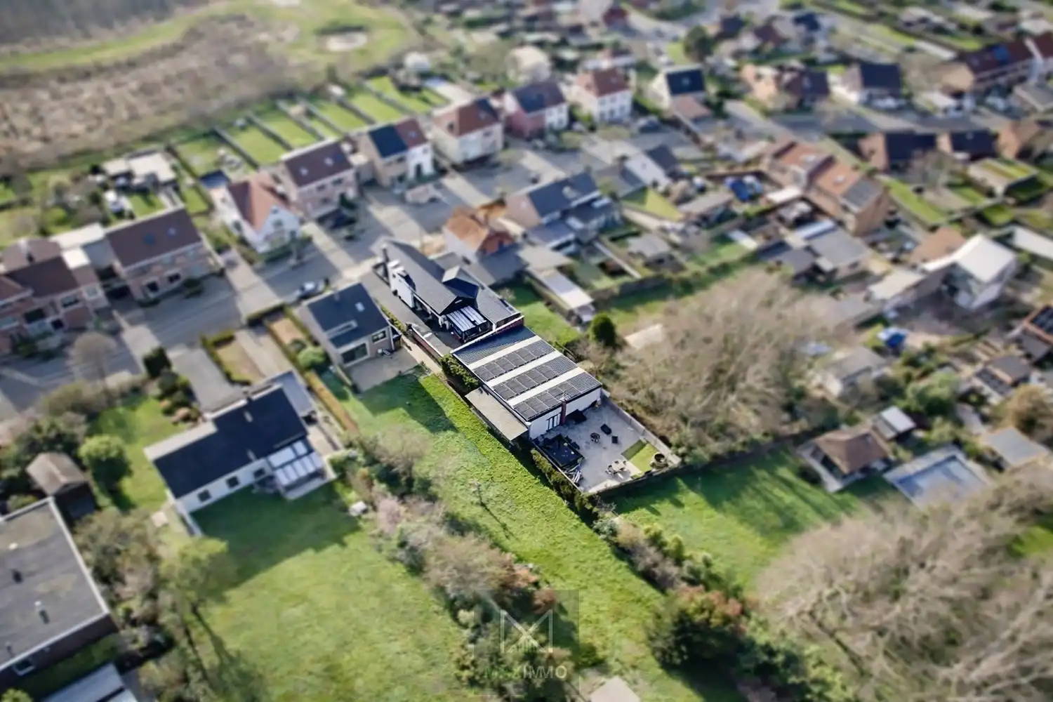 Gelijkvloerse bungalow met loods van 180 m² in het centrum van Marke foto {{pictureIndex}}