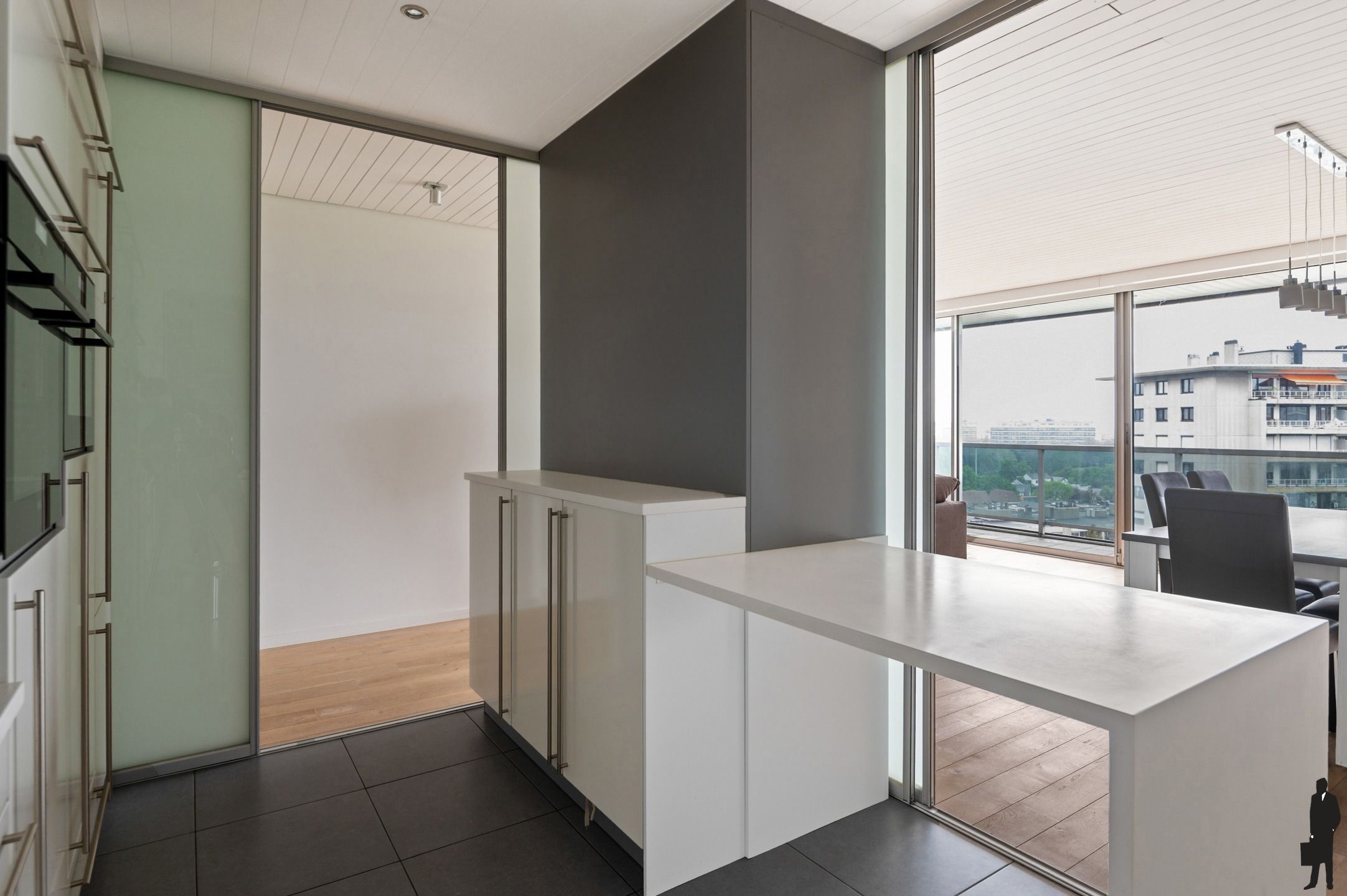 Ruim en licht appartement met twee terrassen foto 12