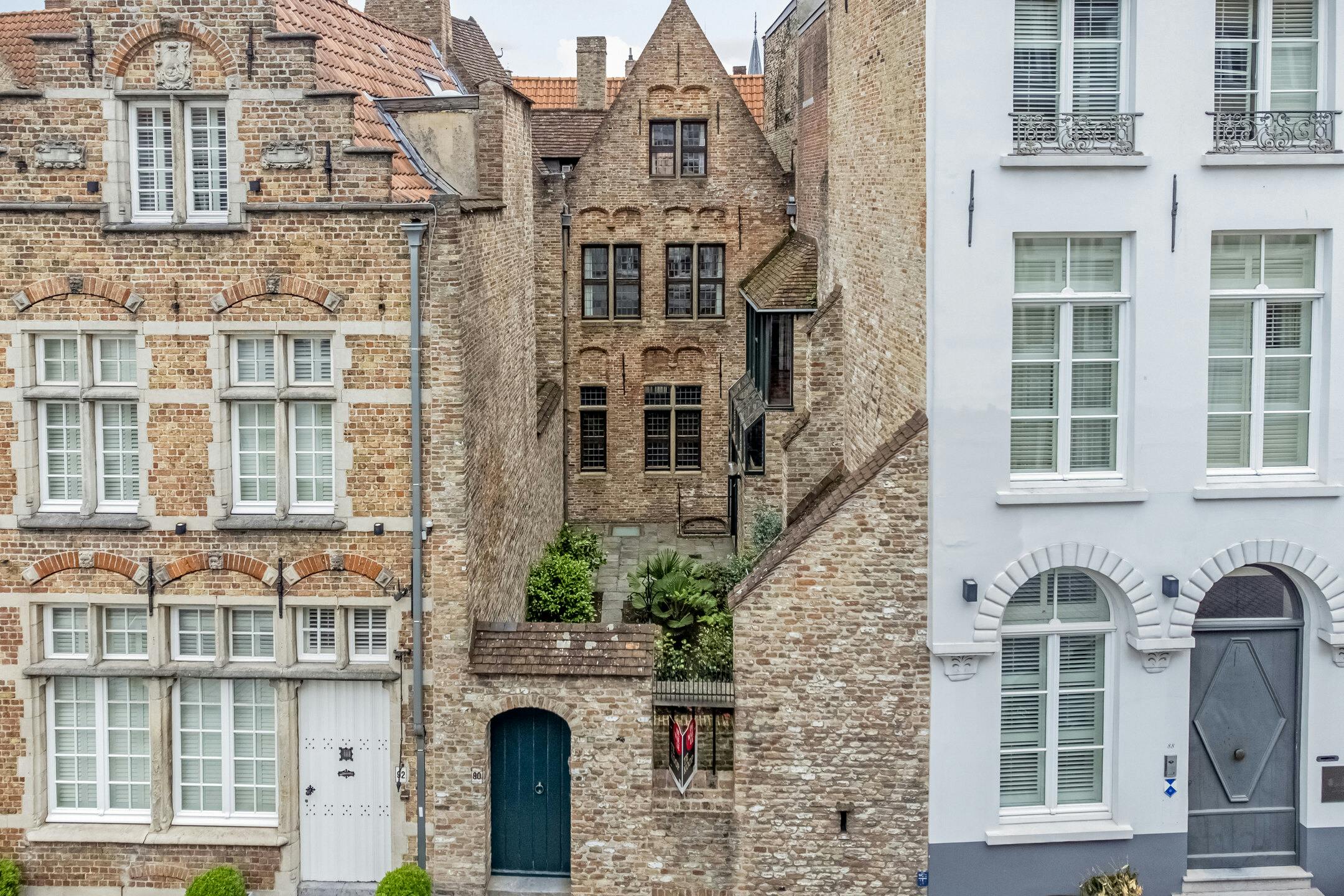 Karaktervol herenhuis met houten gevel te koop in Brugge foto 2