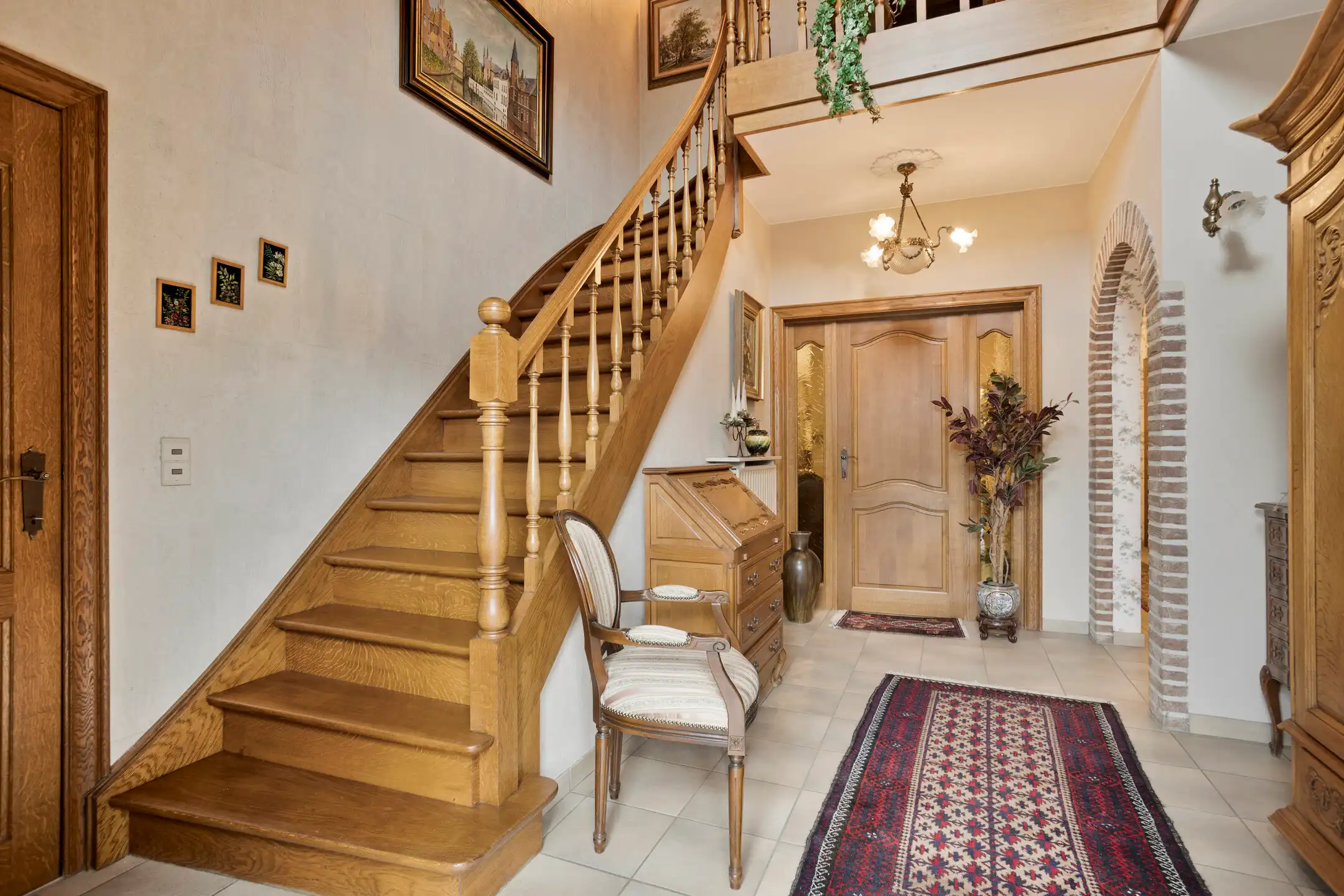 Ruime open bebouwing met 6 slaapkamers foto 3