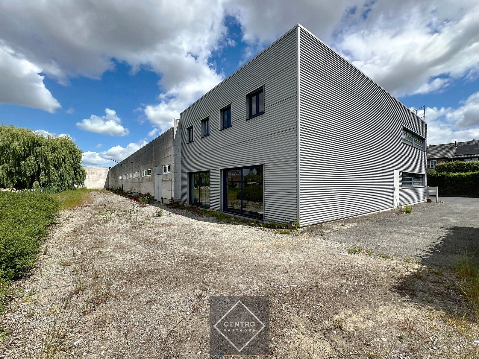 Instapklaar BEDRIJFSGEBOUW bestaande uit geïsoleerde MAGAZIJNEN met laadkade (ca. 2.539m²), KANTOREN (ca. 344 m²) én alleenstaande WONING. Op bedrijvenzone "Hoge Barriere" te Roeselare. foto 13