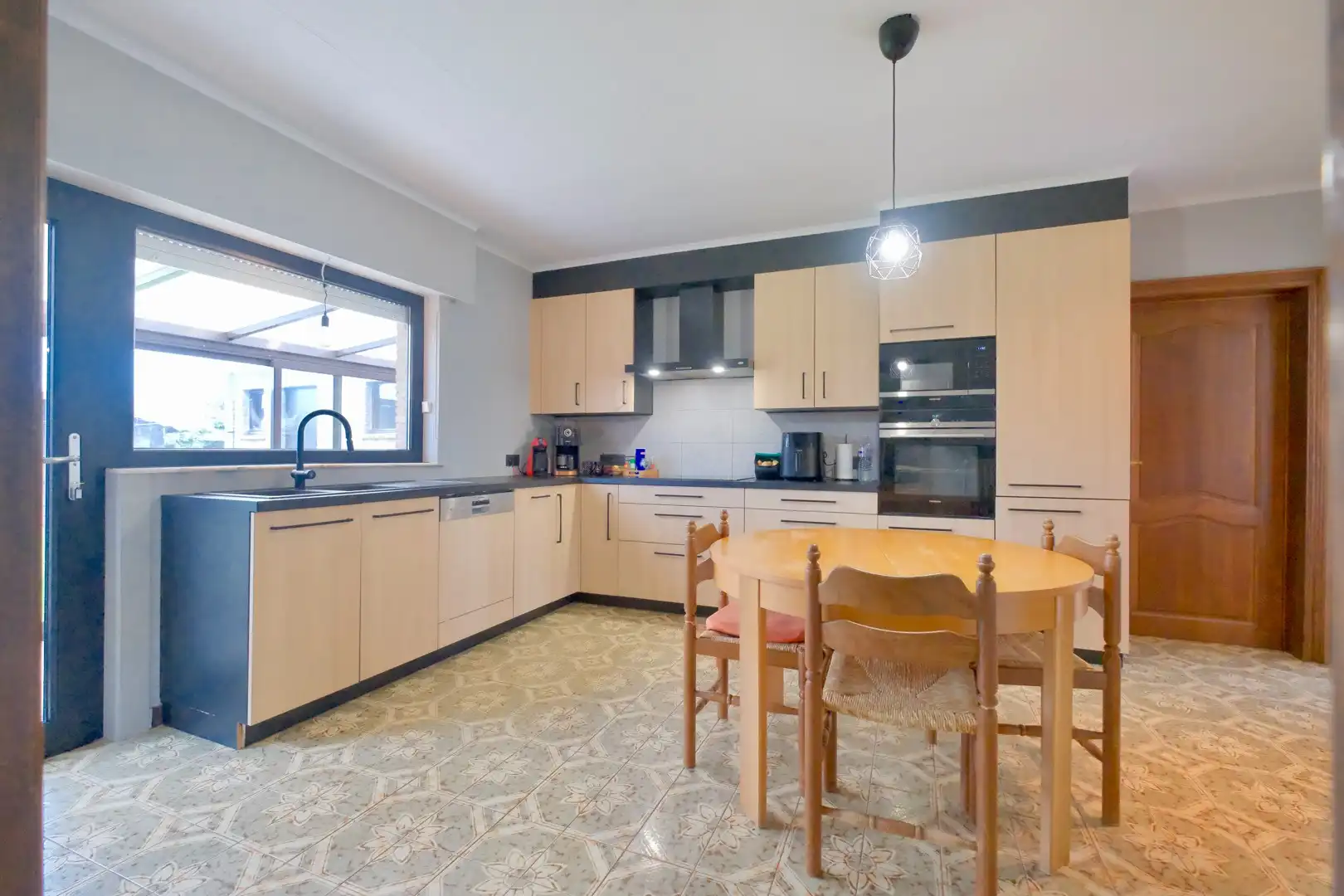 Rustig gelegen woning met 4 slpks en garage op perceel van 585 m²! foto 6