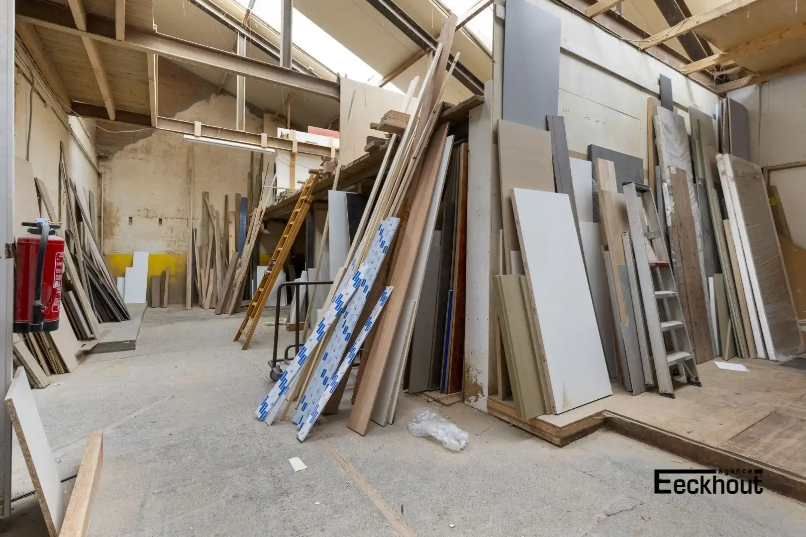 Atelier ( 348 m²)  met tal van mogelijkheden in de Vuurtorenwijk te Oostende! foto {{pictureIndex}}