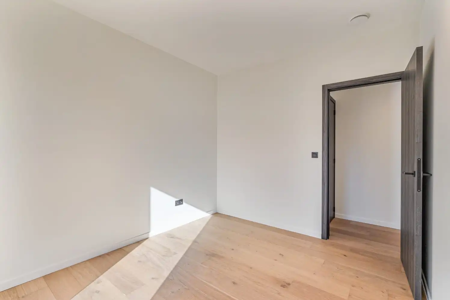 Deze stijlvolle nieuwbouw rijwoning in de Kanunnik Darisstraat combineert een centrale ligging in het hart van Borgloon met hedendaags wooncomfort en energiezuinige technieken. Met winkels, horeca en andere voorzieningen op wandelafstand woon je hier rustig én praktisch.  De woning is verdeeld over twee verdiepen en biedt een doordachte, gezinsvriendelijke indeling. Op het gelijkvloers bevindt zich een gezellige leefruimte met warme parketvloer, die naadloos aansluit op de volledig ingerichte leefkeuken met kookeiland – de ideale plek om te koken, te tafelen en gasten te ontvangen in een aangename, open sfeer.  Op de verdieping zijn er drie volwaardige slaapkamers, waardoor deze woning ideaal is voor gezinnen, koppels die extra ruimte wensen of wie een aparte bureau‑ of hobbykamer zoekt. De stijlvol afgewerkte badkamer, met kwalitatief badkamermeubel, ruime inloopdouche en moderne zwarte accenten, zorgt elke dag opnieuw voor een echt wellnessgevoel.  Buiten geniet je van een... foto 15