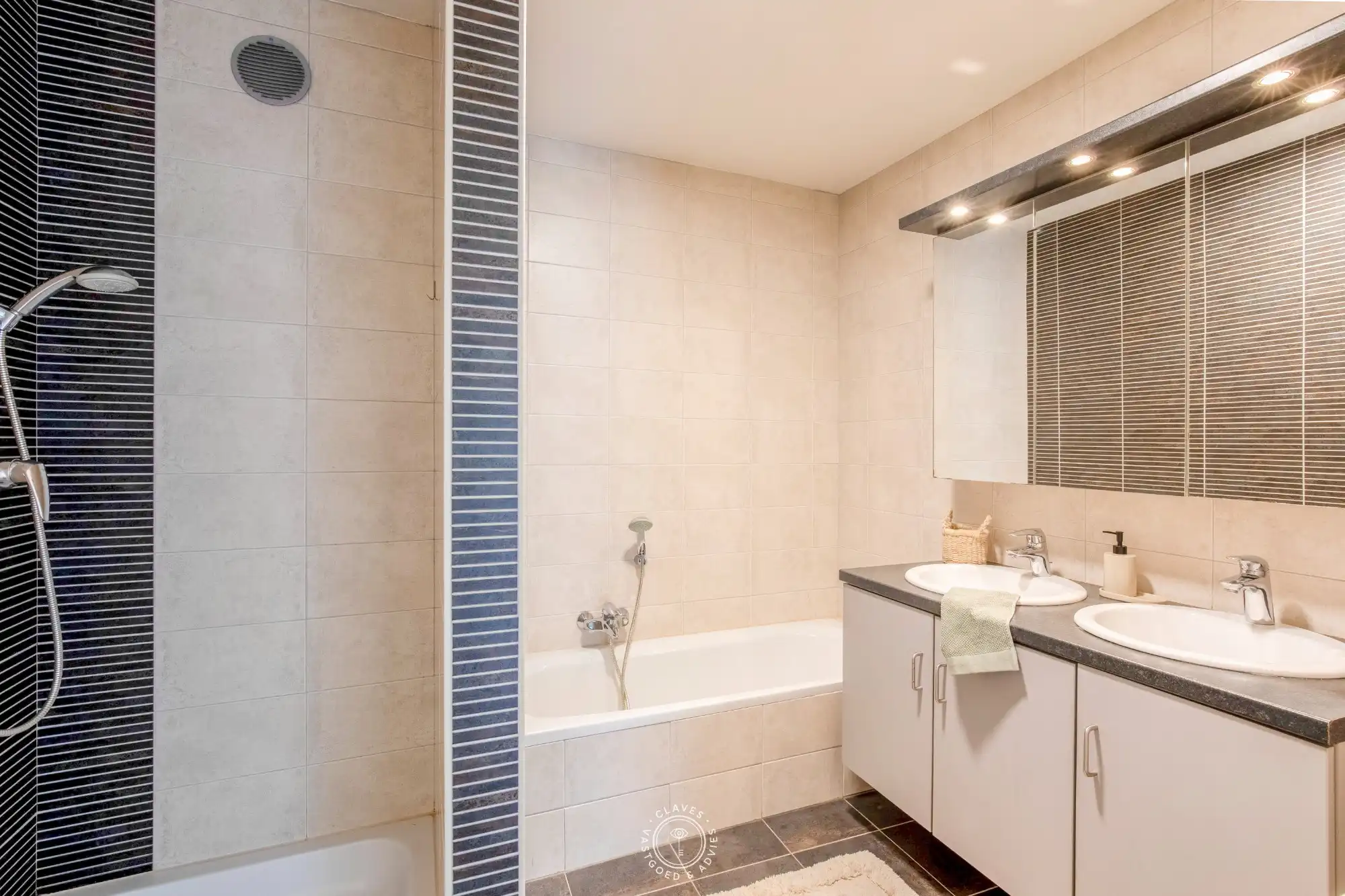 Centraal gelegen appartement met twee terrassen en autostaanplaats foto 9