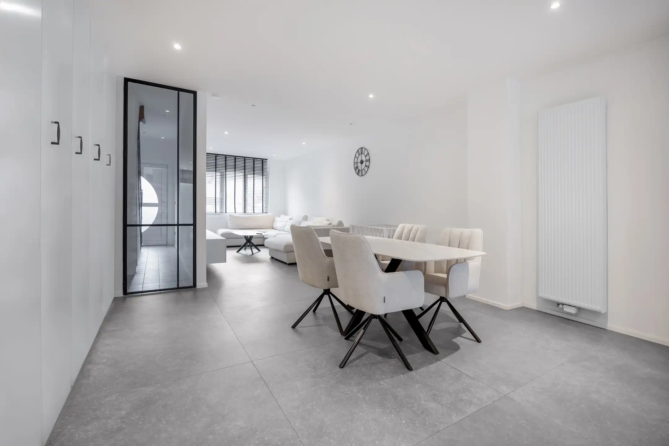 Volledig gerenoveerde woning in het hart van Wijnegem foto {{pictureIndex}}