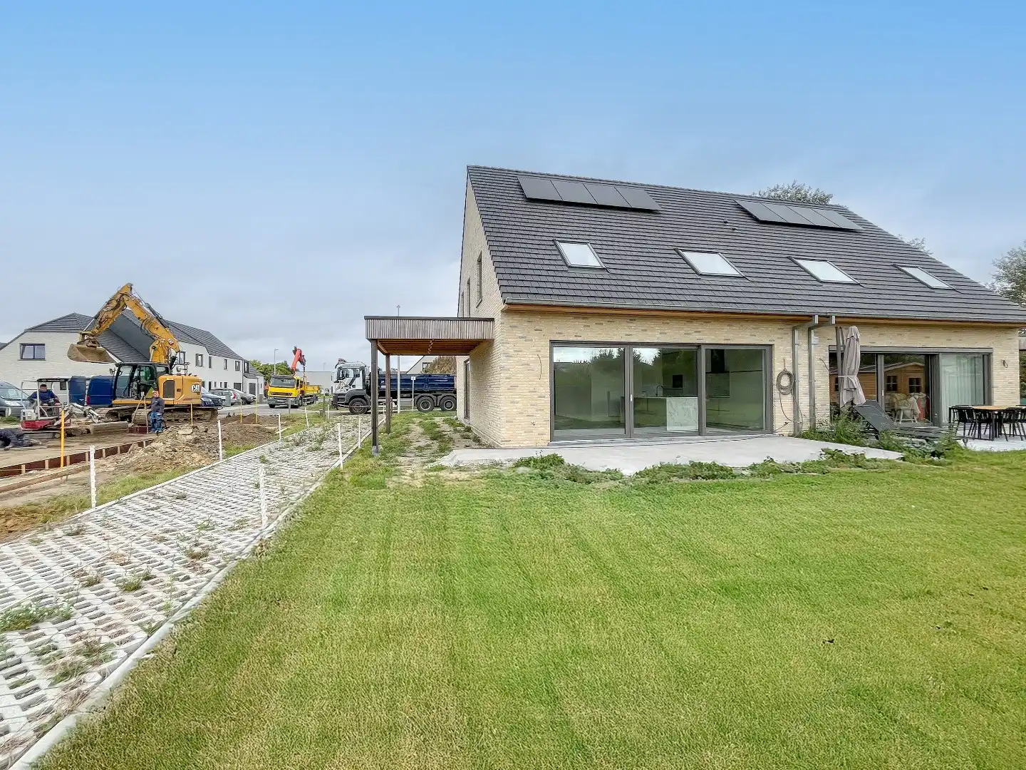 Halfopen nieuwbouwwoning met 3 slaapkamers foto 2