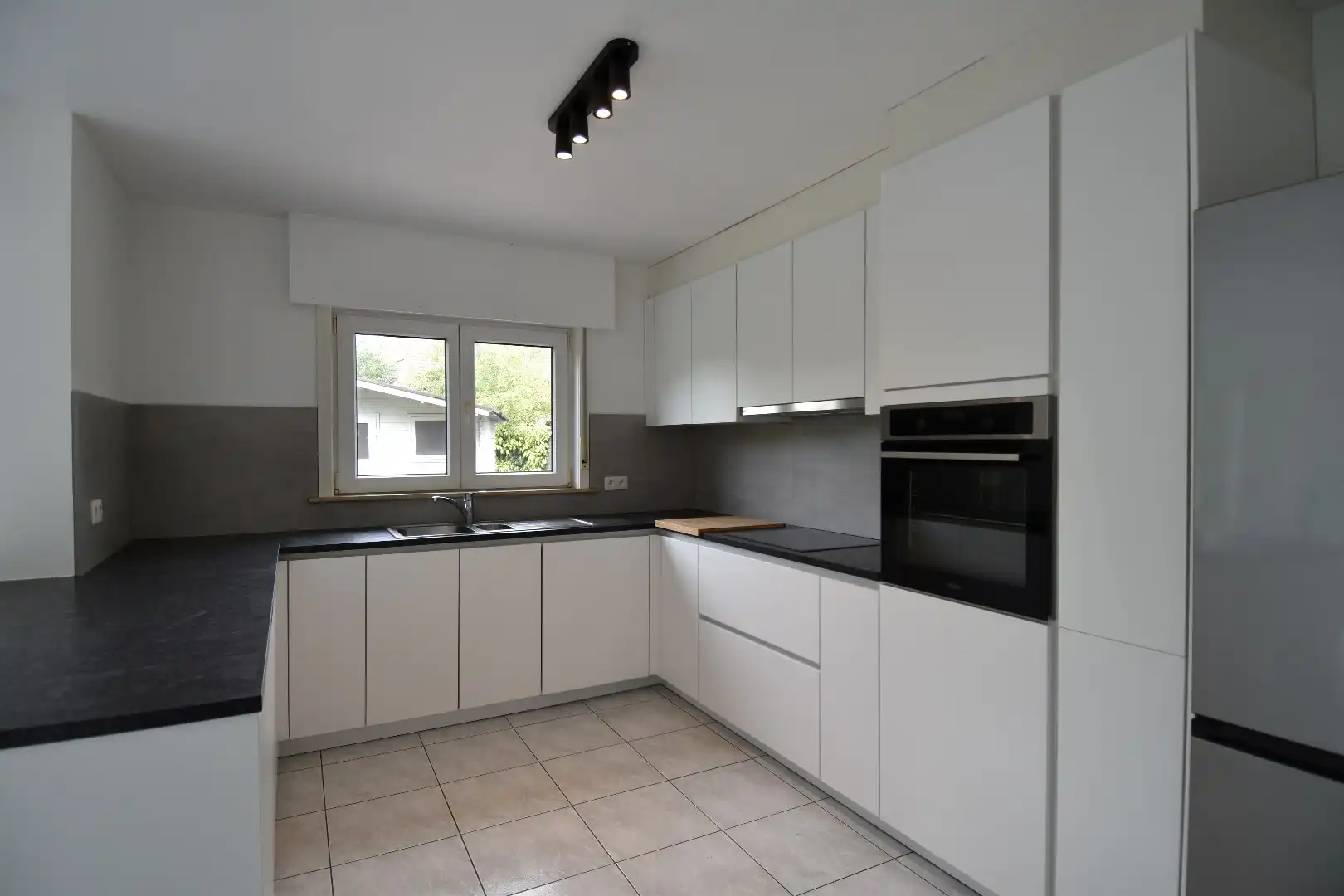 Alleenstaande woning met 3 slaapkamers, tuin en garage te koop in residentiële wijk te Gullegem foto 2