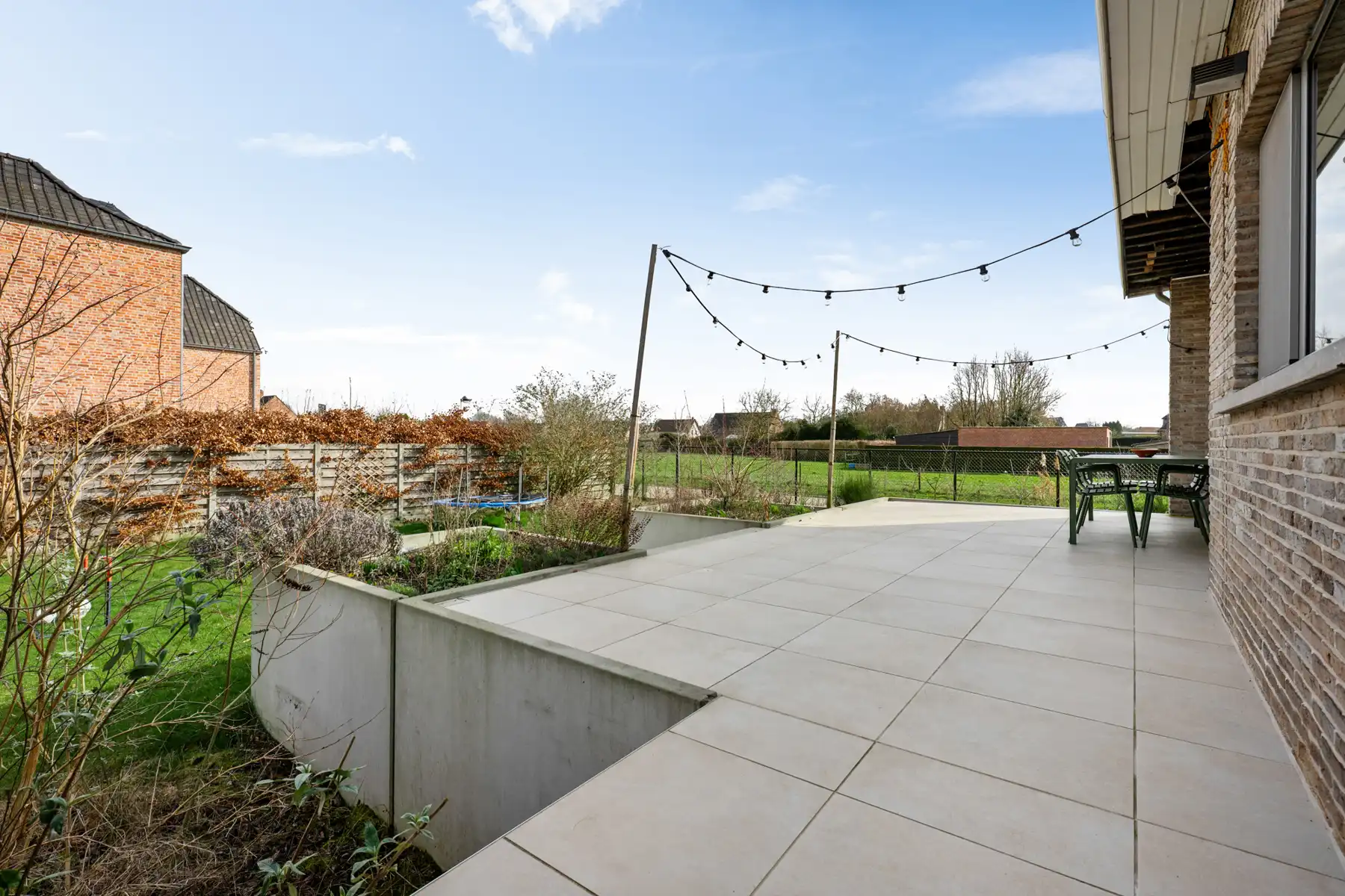 Villa met 5 slaapkamers, 2 badkamers en een ruime kelder. foto 3