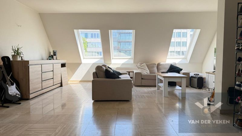 Stijlvol duplexappartement met 2 SLPK in hartje Hasselt foto 3