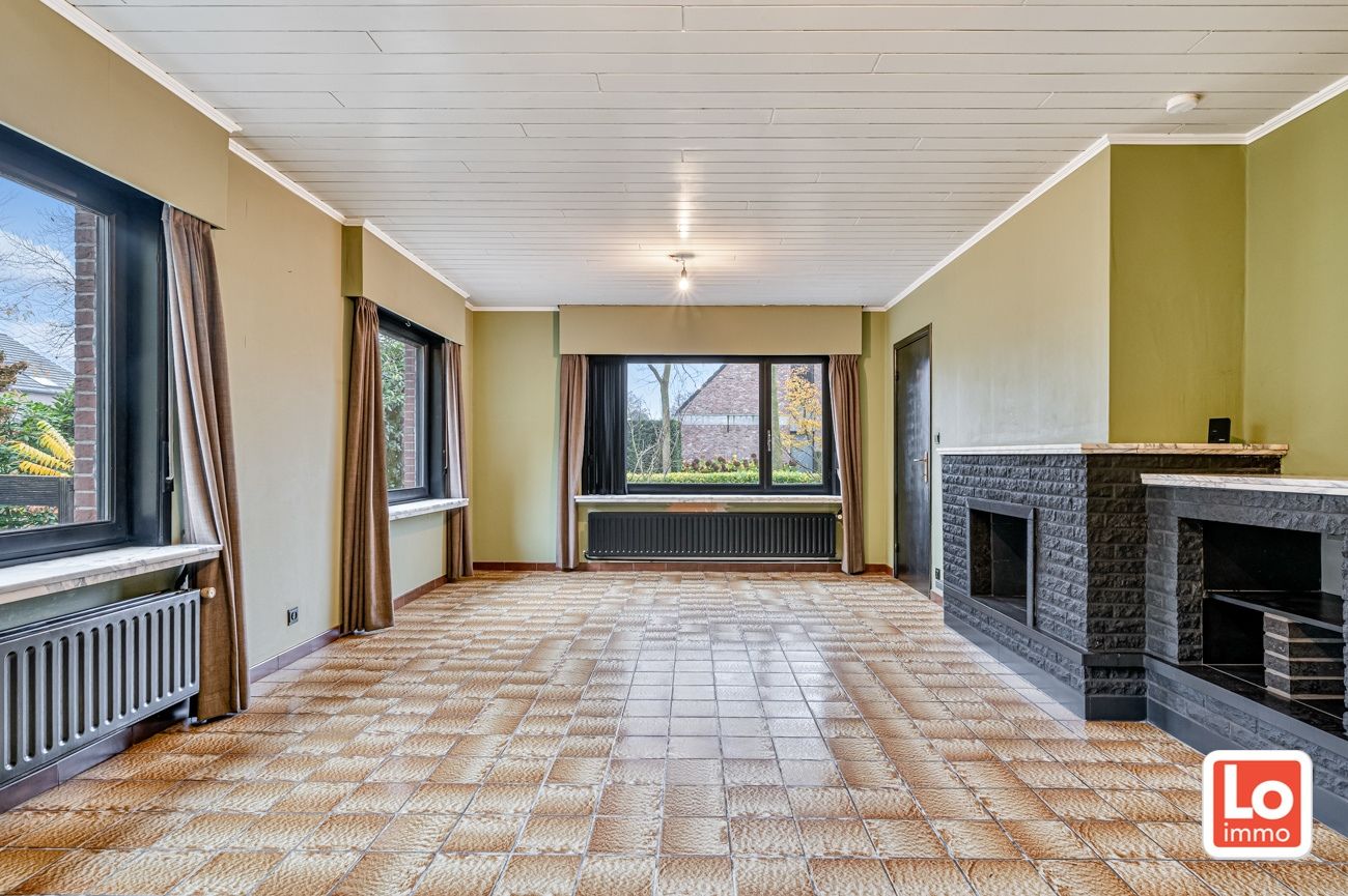 Te renoveren ruime alleenstaande woning met inpandige garage op een top locatie in hartje Lochristi! foto 6