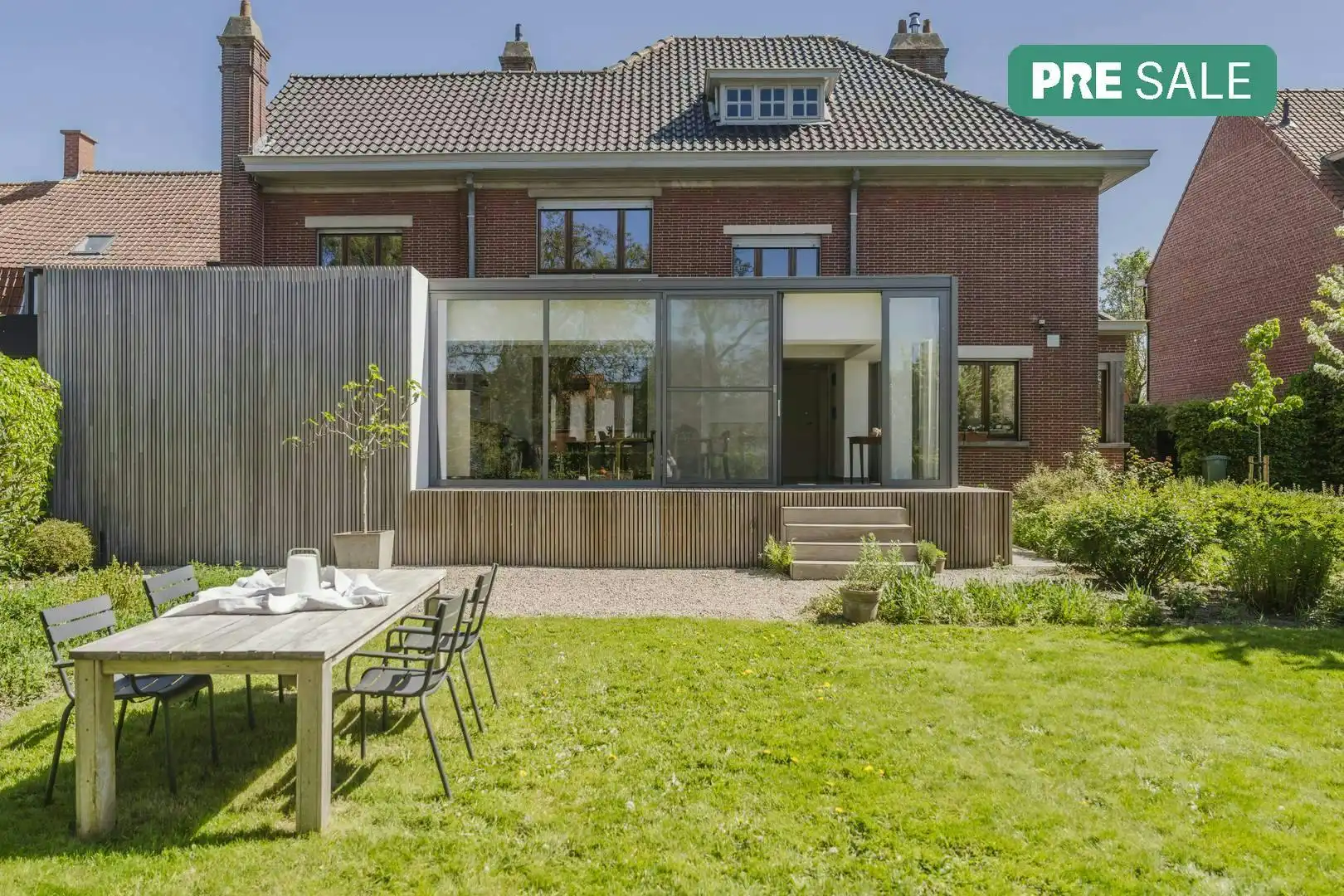 Karaktervolle burgerwoning met charmante tuin in Wevelgem foto {{pictureIndex}}