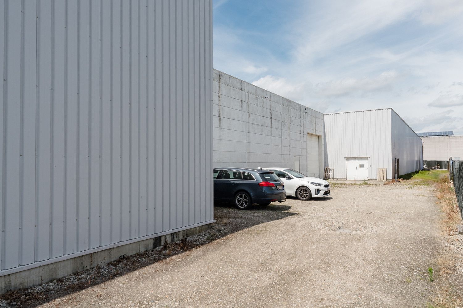 RUIM MULTIFUNTIONEEL BEDRIJFSPAND MET KANTORENCOMPLEX foto 6