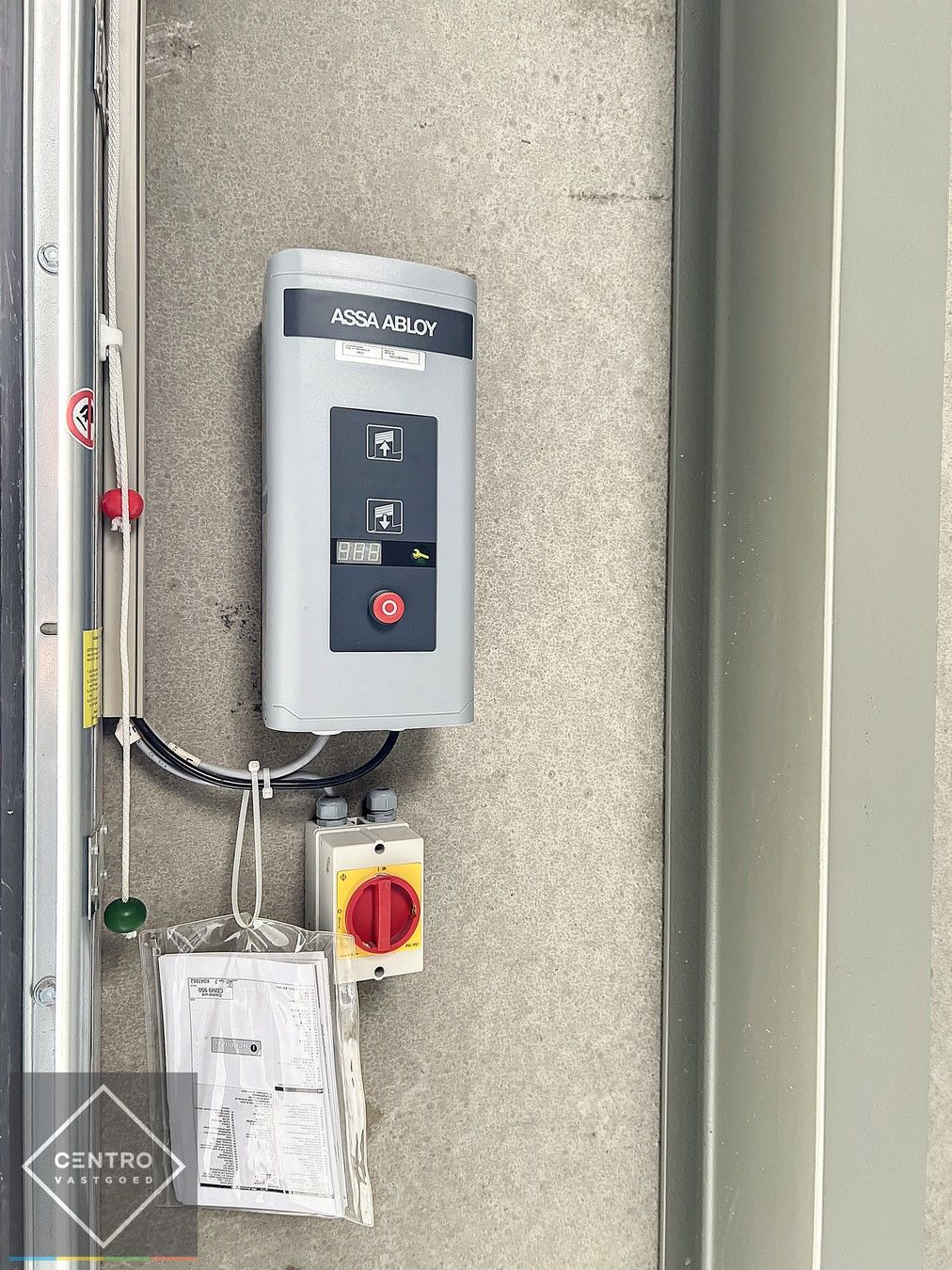 Kwalitatief en goed geïsoleerd NB MAGAZIJN (225m2), voorzien van elektrische sectionaalpoort, deur, raam (voor kantoor) en 2 private parkeerplaatsen op industriezone te Waregem. foto 10