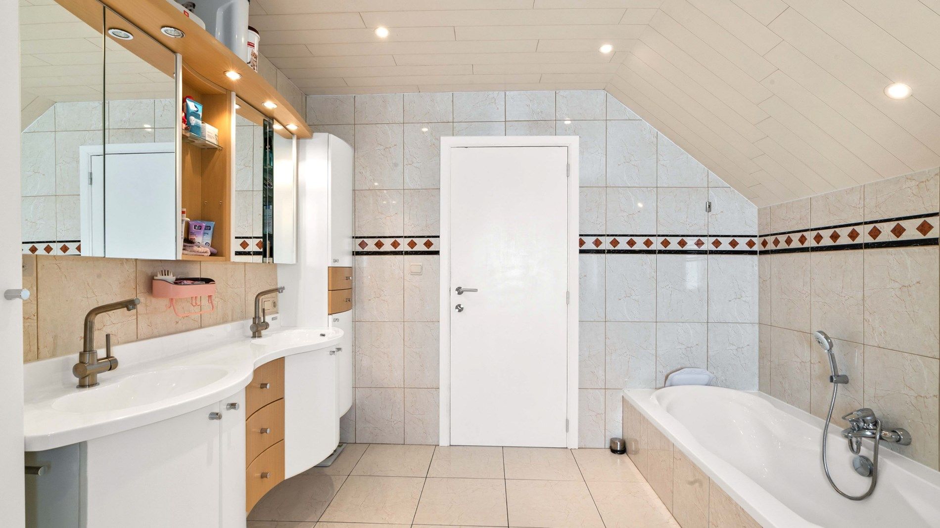 LUBBEEK woning met mooie tuin foto 13