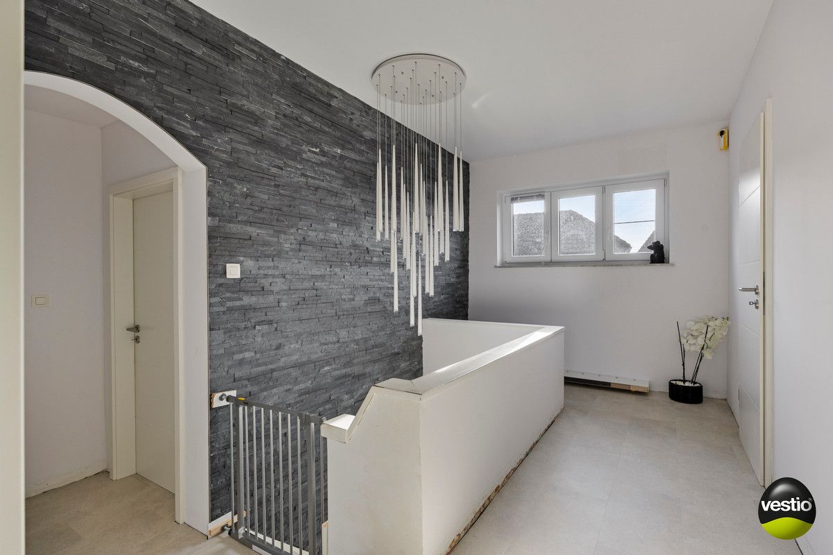 RUIME RUSTIG GELEGEN WONING MET 3 SLK EN POLYVALENT BIJGEBOUW OP 23A75CA. foto 21