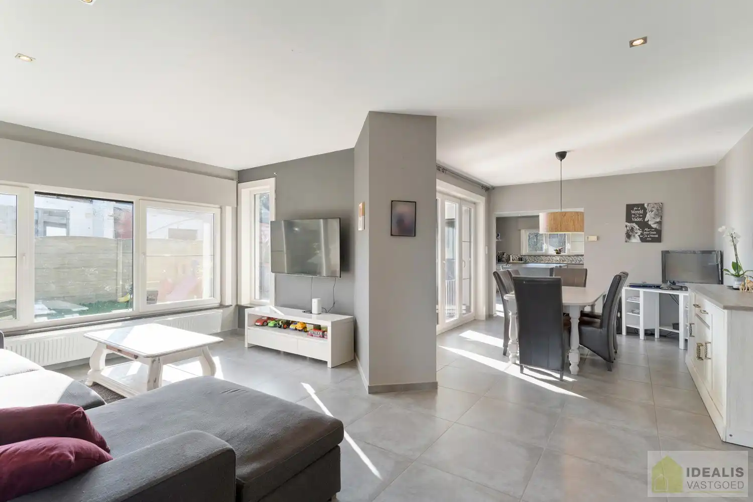 IDEALIS VASTGOED - CHARMANTE INSTAPKLARE GEZINSWONING MET EEN LICHTRIJKE LEEFRUIMTE, MODERNE OPEN KEUKEN MET KOOKEILAND, 3 RUIME SLAAPKAMERS EN BADKAMER. DE WONING IS GELEGEN OP EEN PRACHTIG PERCEEL VAN 12A 68CA! Deze knappe bungalow omvat een aangename 140m² bewoonbare oppervlakte met een lichtrijke woonkamer met aansluitend een moderne open keuken met kookeiland (voorzien van alle comfort), 3 ruime slaapkamers en een badkamer. De woning biedt verder een kelderverdieping en een zeer ruime tuin. Een unieke kans voor kandidaten op zoek naar een instapklaar huis voorzien van alle faciliteiten op een hele fijne locatie tussen de centra van Oudsbergen, Bree en Peer! foto {{pictureIndex}}