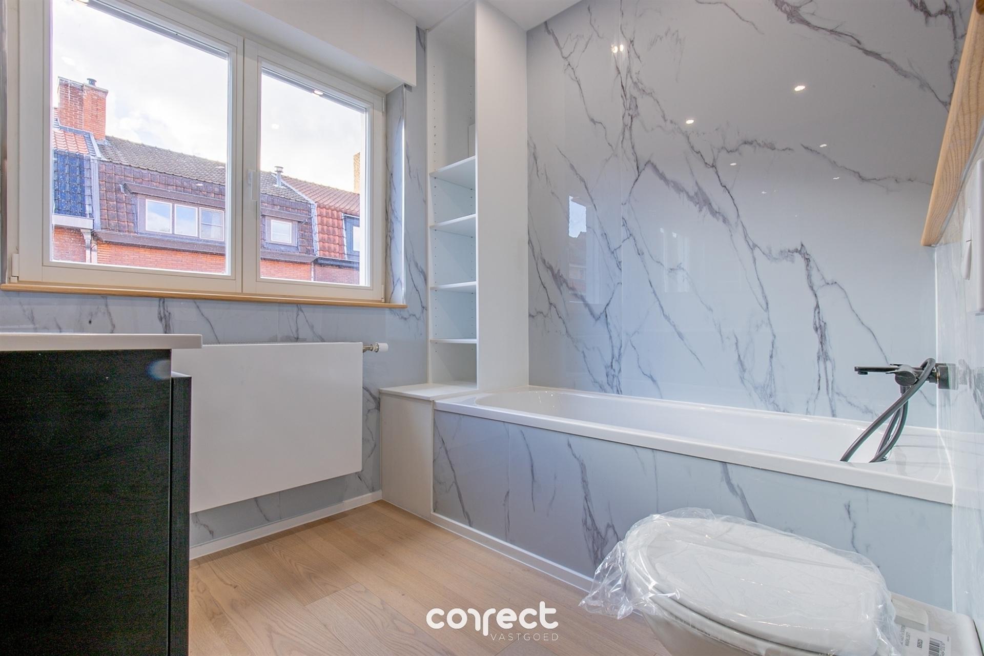 Prachtig gerenoveerde stadswoning met tuin foto 18