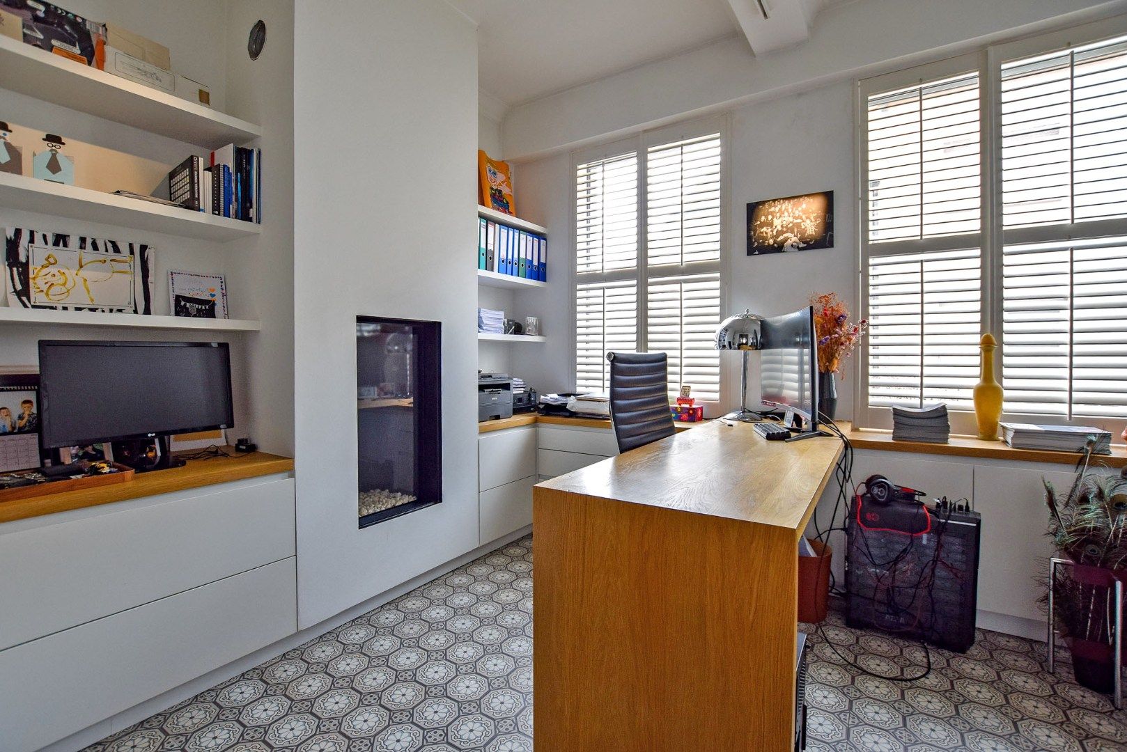 Met smaak gerenoveerde woning op een perceel van 747m² met toegang langs de zijkant. foto 7