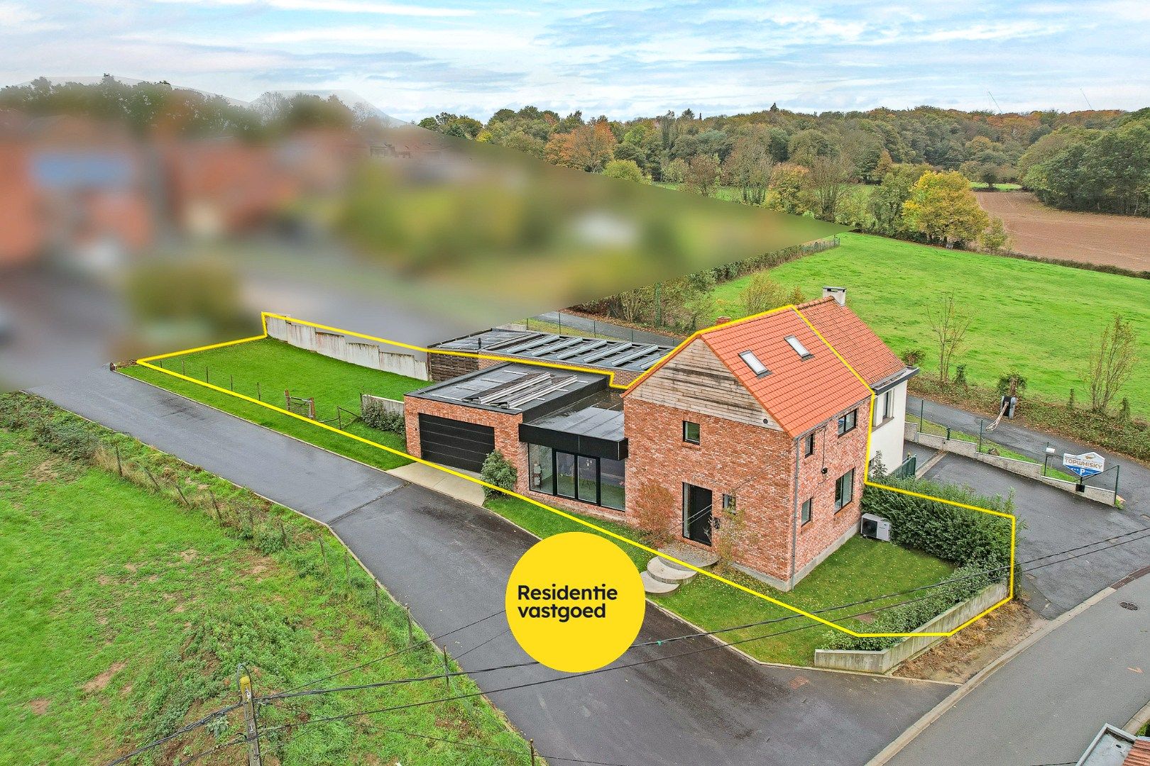 Halfopen nieuwbouwwoning aan de voet van de Zwarte Berg foto {{pictureIndex}}