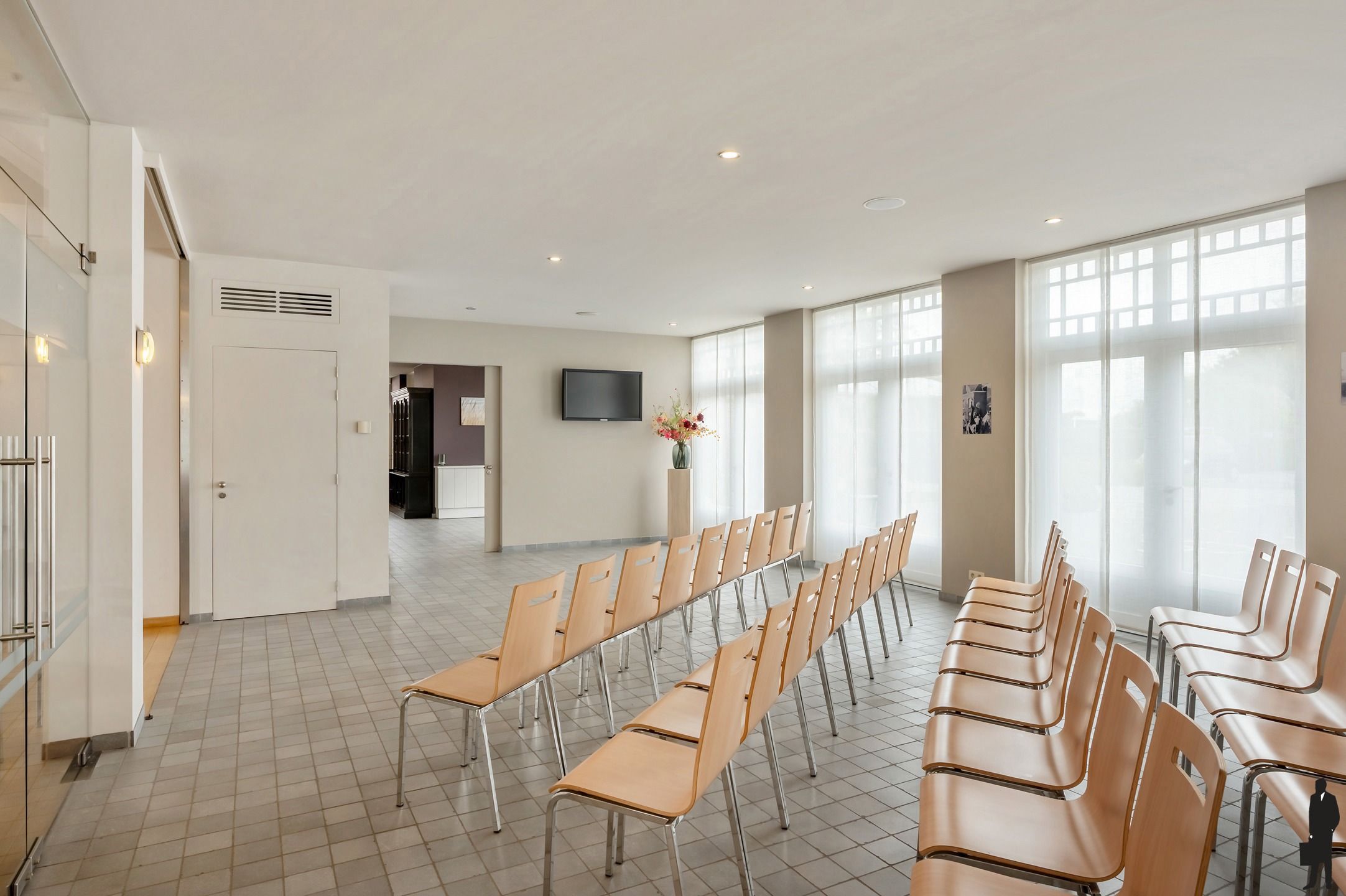 Polyvalent gebouw met 60 parkeerplaatsen en appartement! foto 7