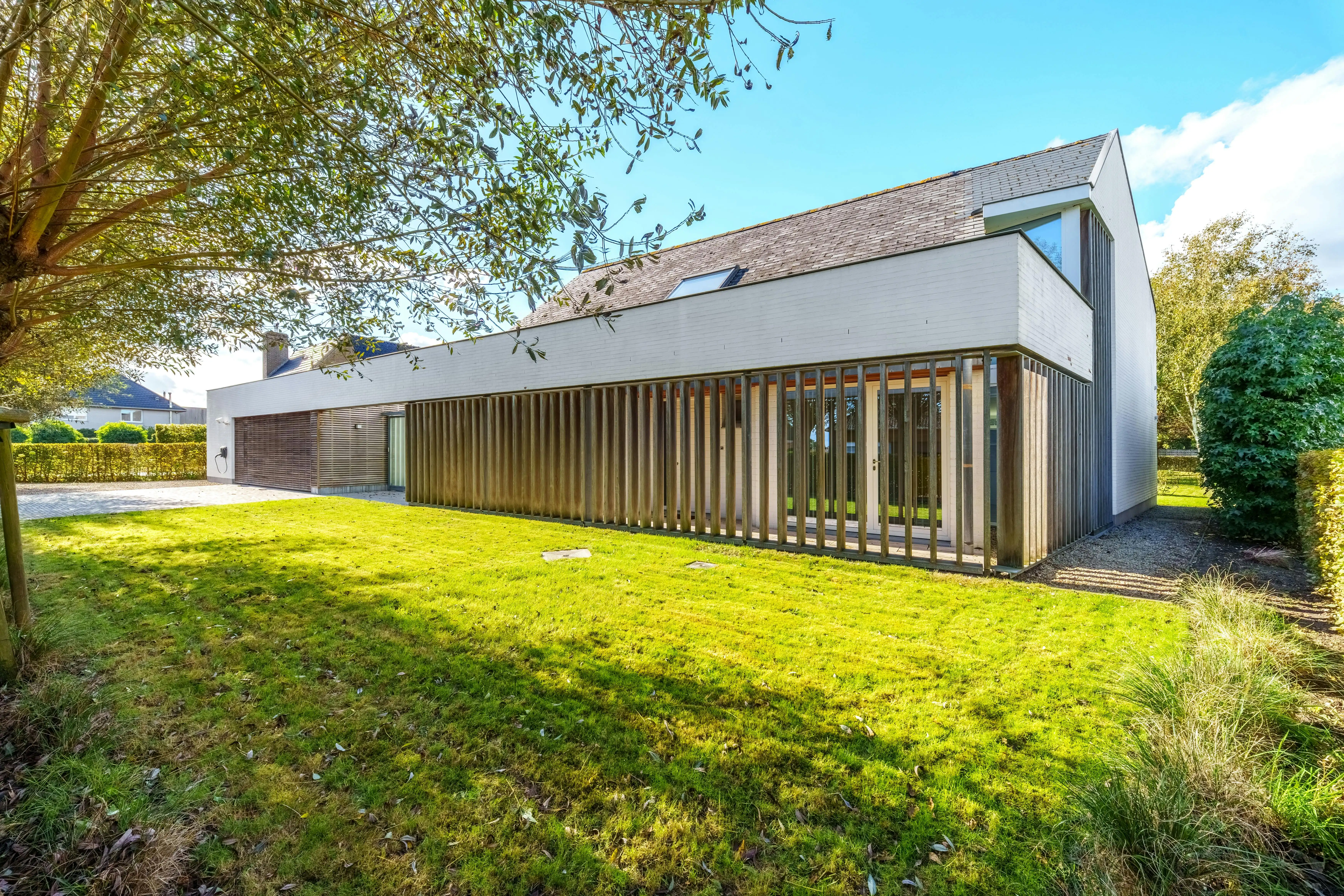 Architecturale villa met prachtige tuin te koop in Torhout foto 2