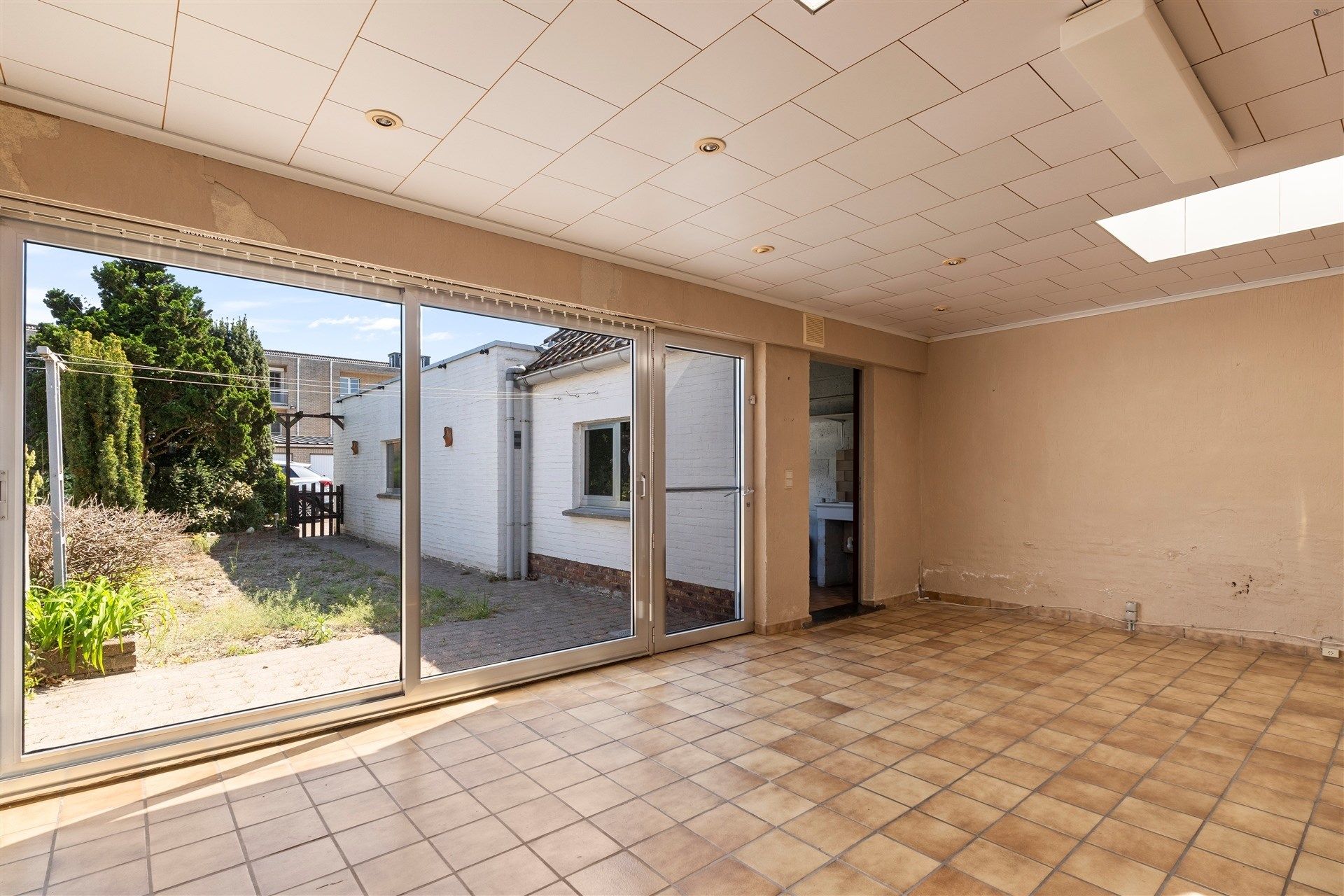 Te renoveren rijwoning op een rustige locatie in Kemzeke foto 3