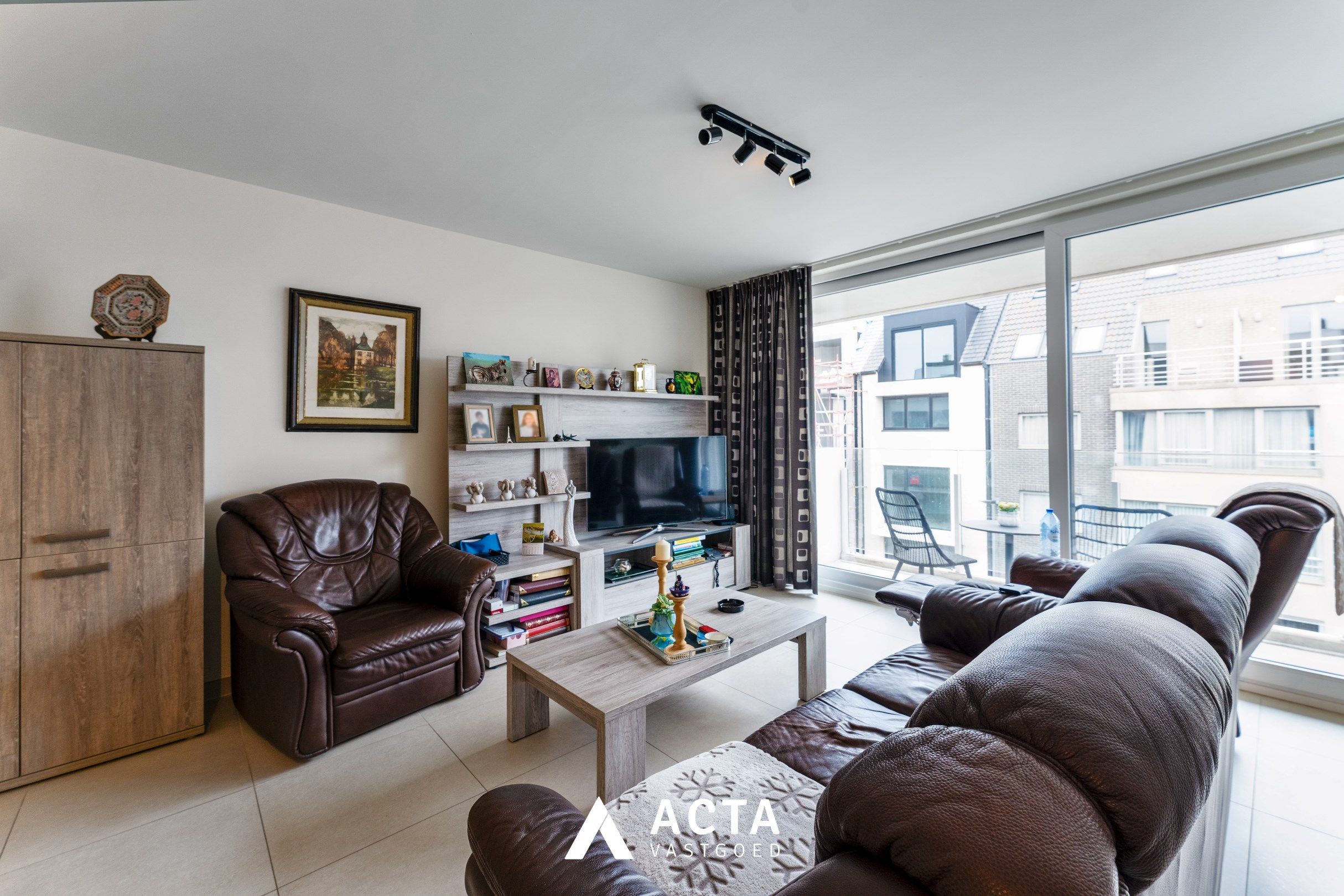 Instapklaar appartement met twee slaapkamers op de vierde verdieping in Mariakerke foto 3