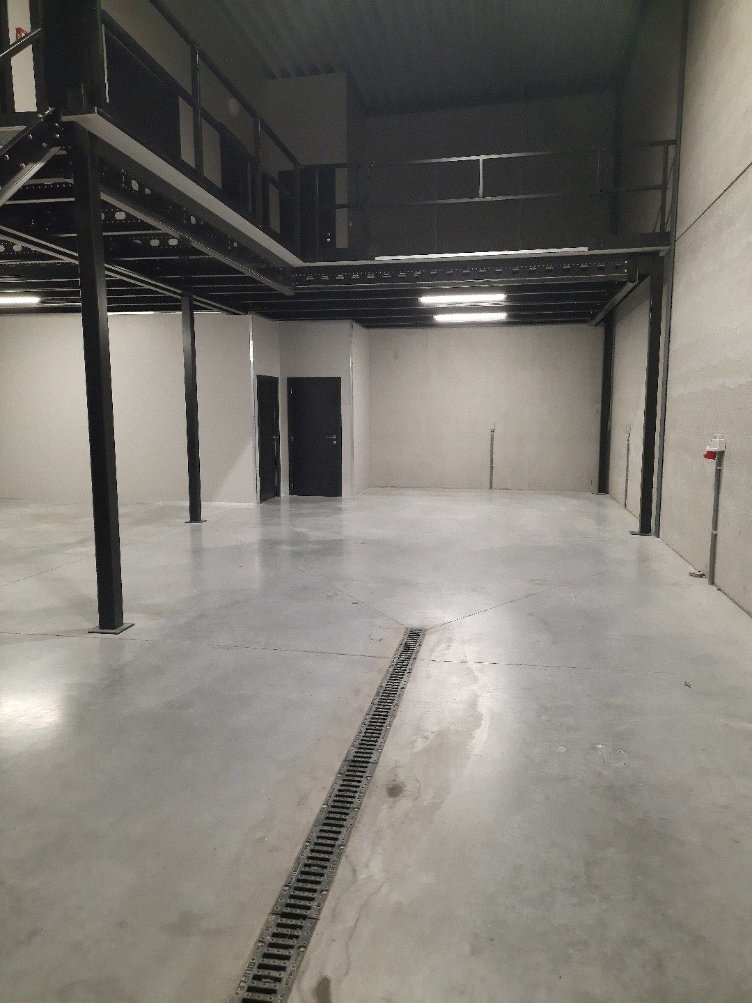 Hoogwaardig KMO-bedrijfsgebouw 187 m² met mezzanine in strategische bedrijventerrein (Winterslag-Genk). foto 5