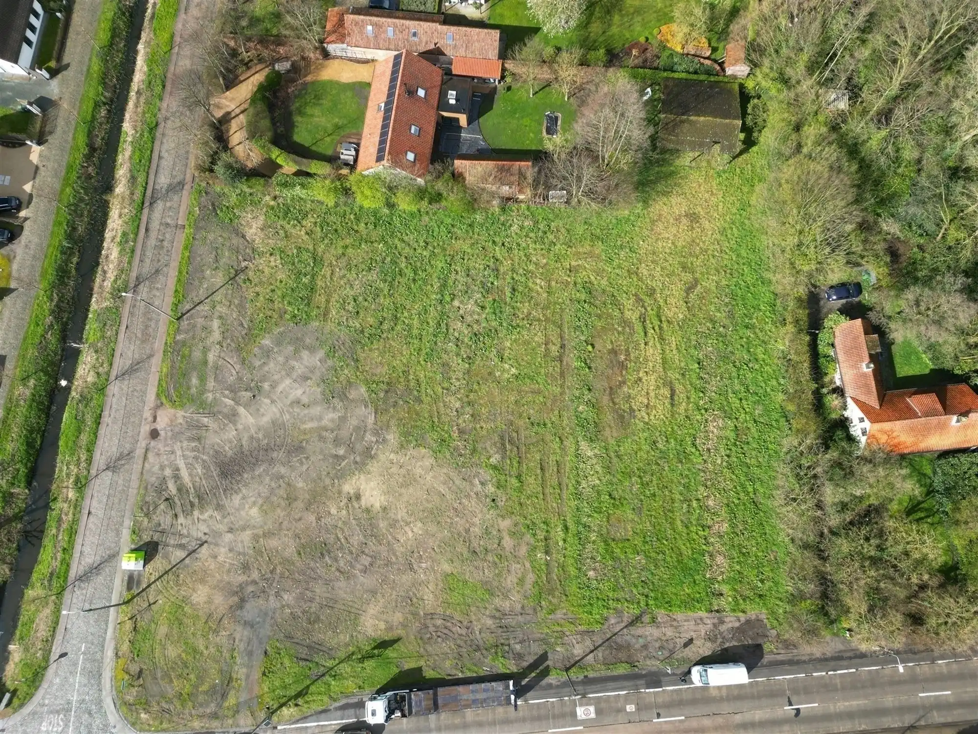 Landelijk en rustig wonen: bouwgrond van 908m² voor open bebouwing foto {{pictureIndex}}