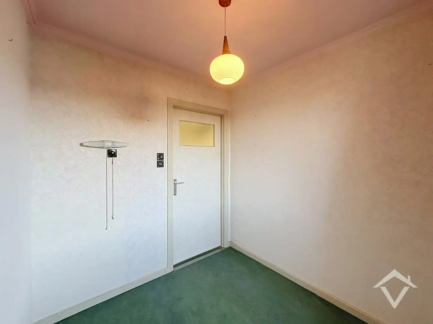 Licht op te frissen rijwoning met 3 slaapkamers, zolder en garage te Zedelgem foto 12
