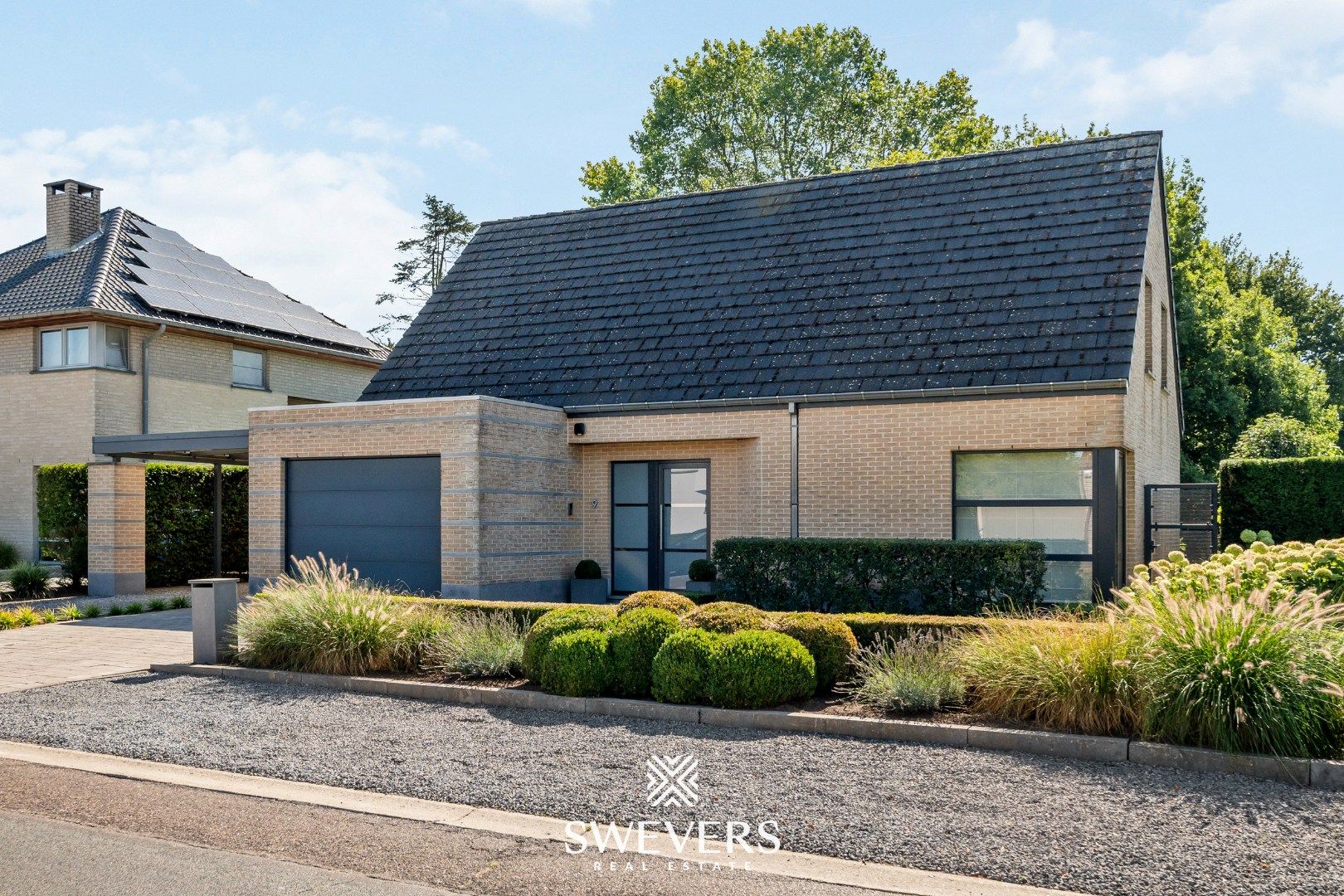 Gezinswoning met veranda, zonnepanelen en zuidgerichte tuin te Heppen foto {{pictureIndex}}