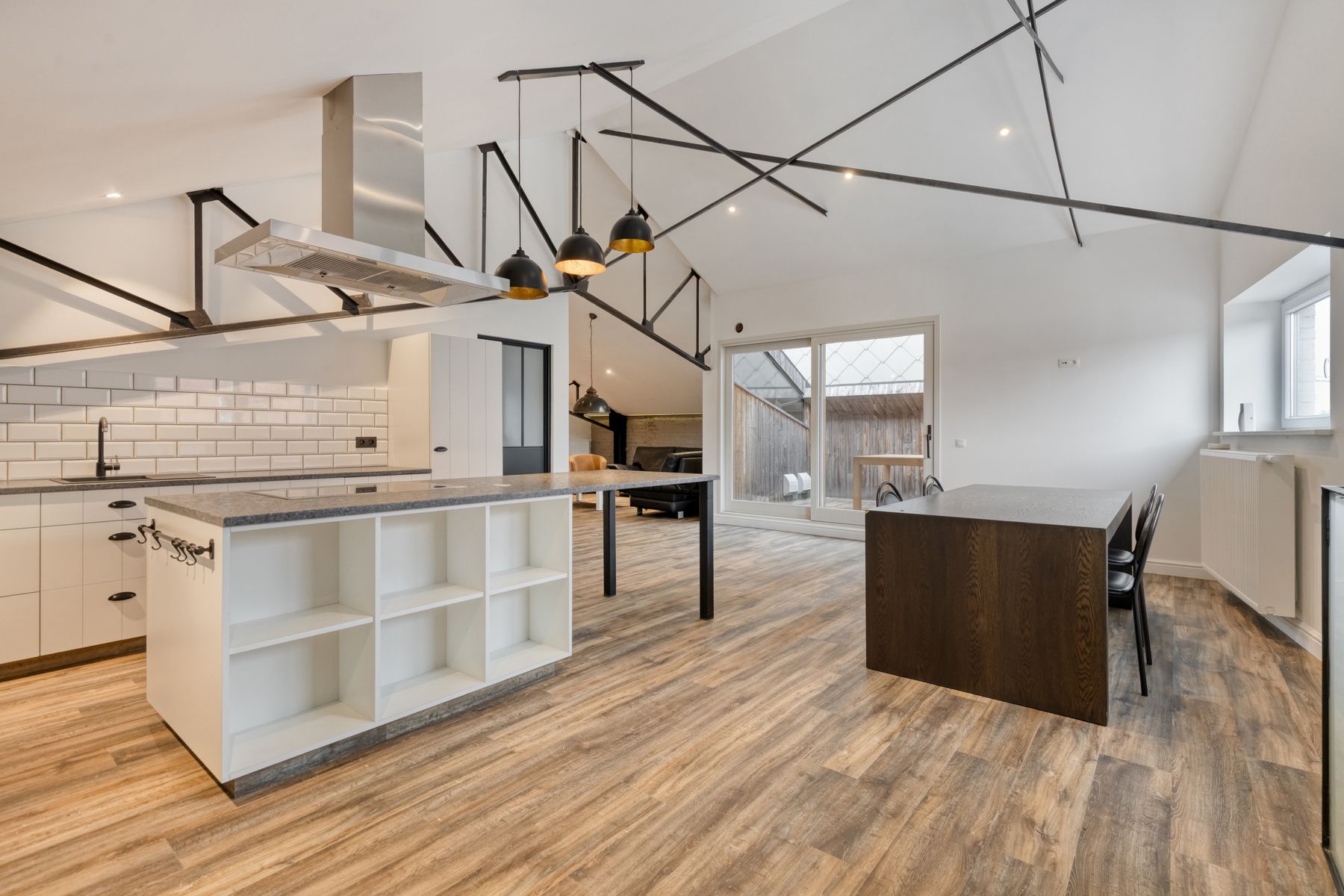 Recent vernieuwde loods met bovenliggend luxe appartement ! foto {{pictureIndex}}