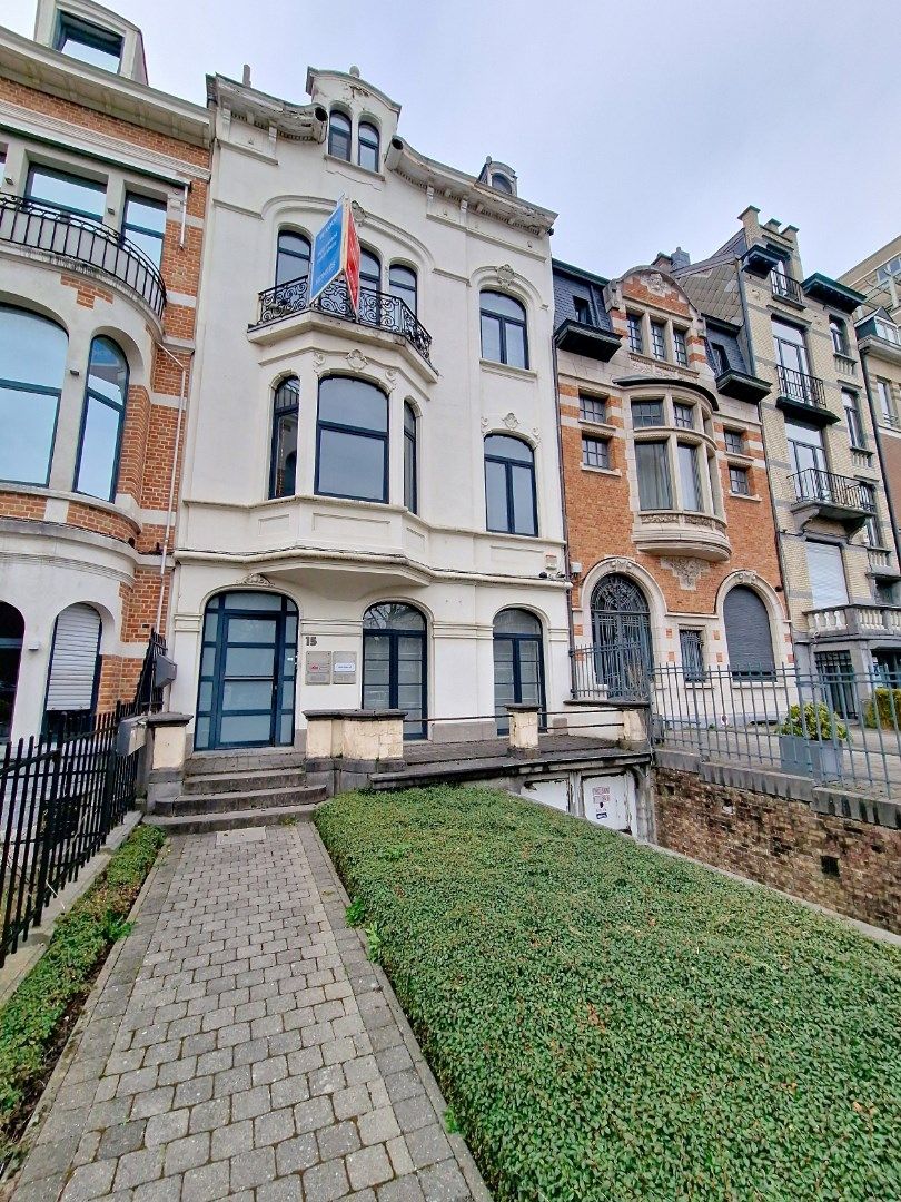 Een prachtig herenhuis (ca. 450m²) met tuin en burelen! foto {{pictureIndex}}