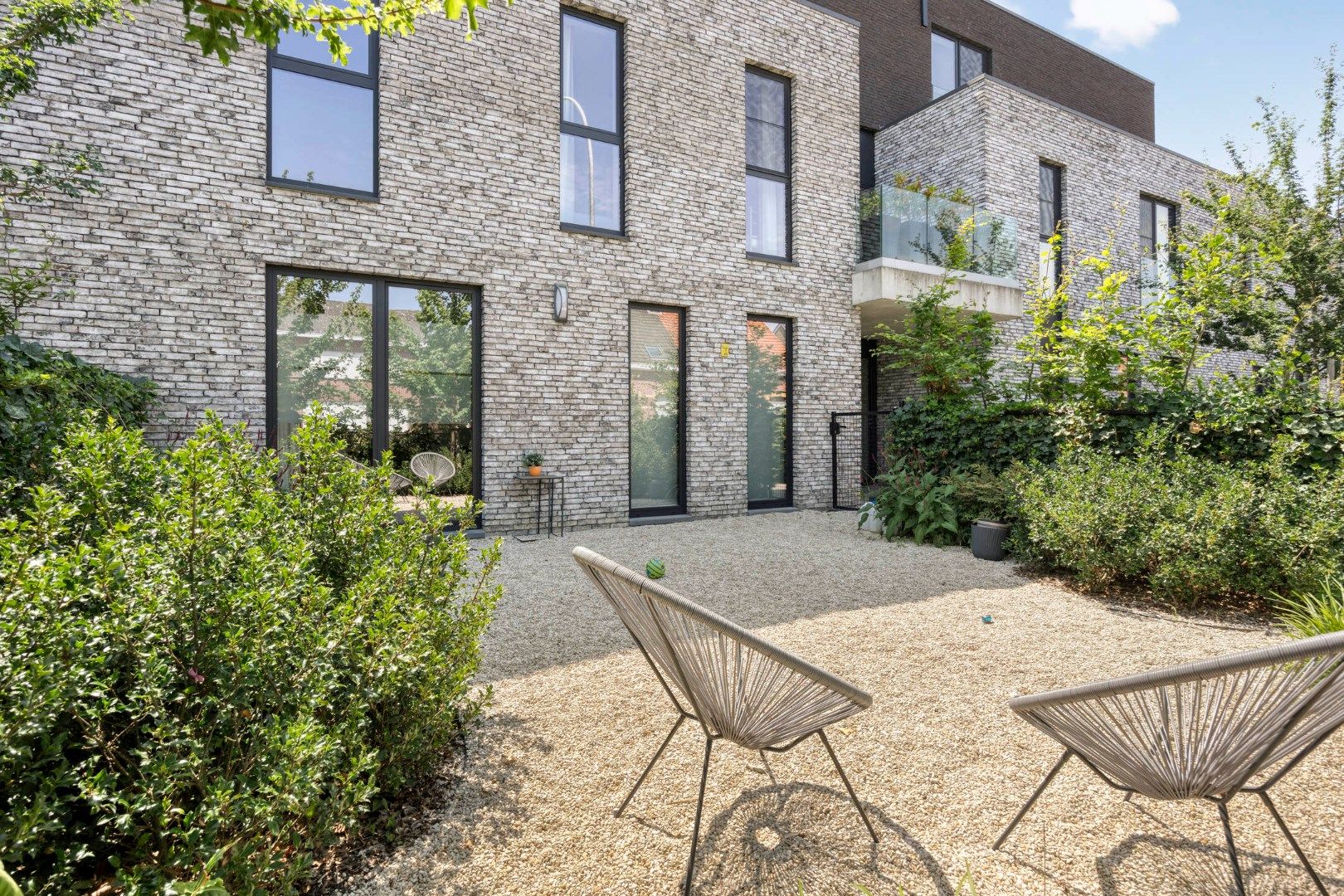 Recent gelijkvloers duplex appartement met 2 slpks, tuin, terras, kelderberging en carport ! foto 10