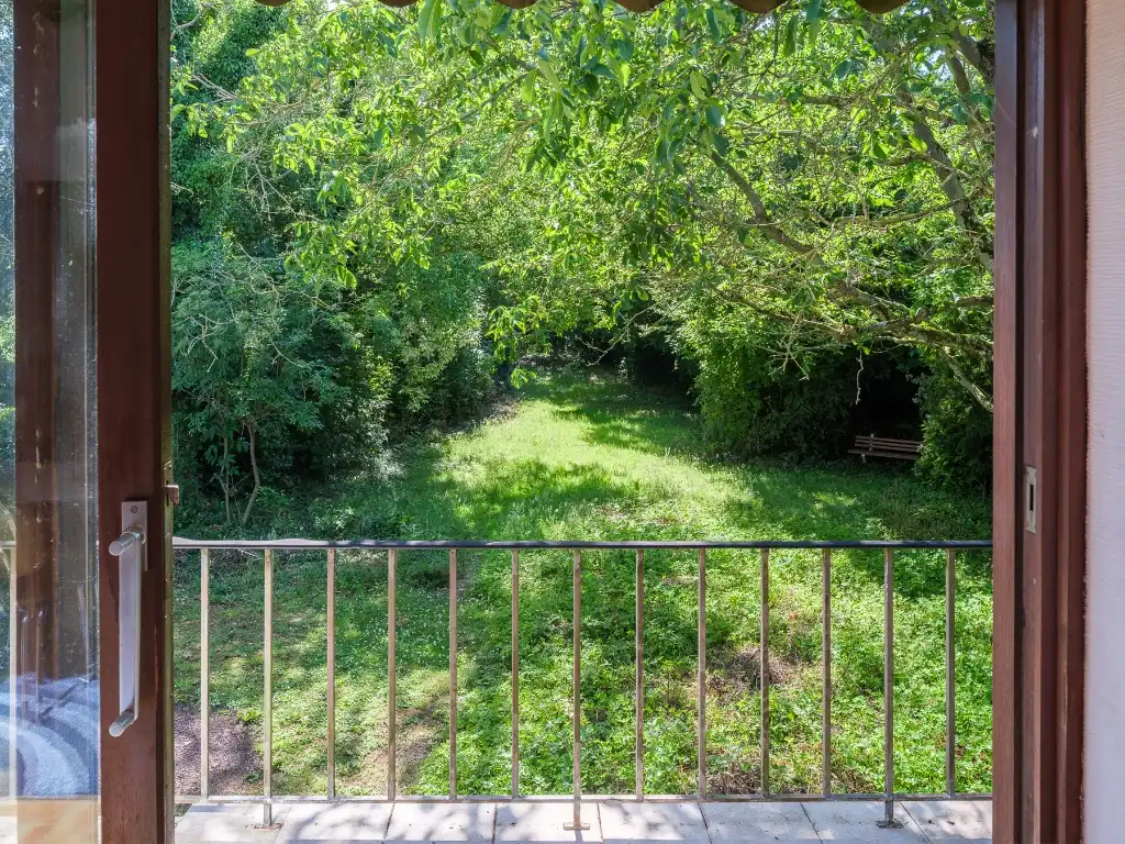Mid-century modern villa met vier slaapkamers, verdeeld over drie niveaus, gelegen op een groen perceel in Lievegem. foto 4